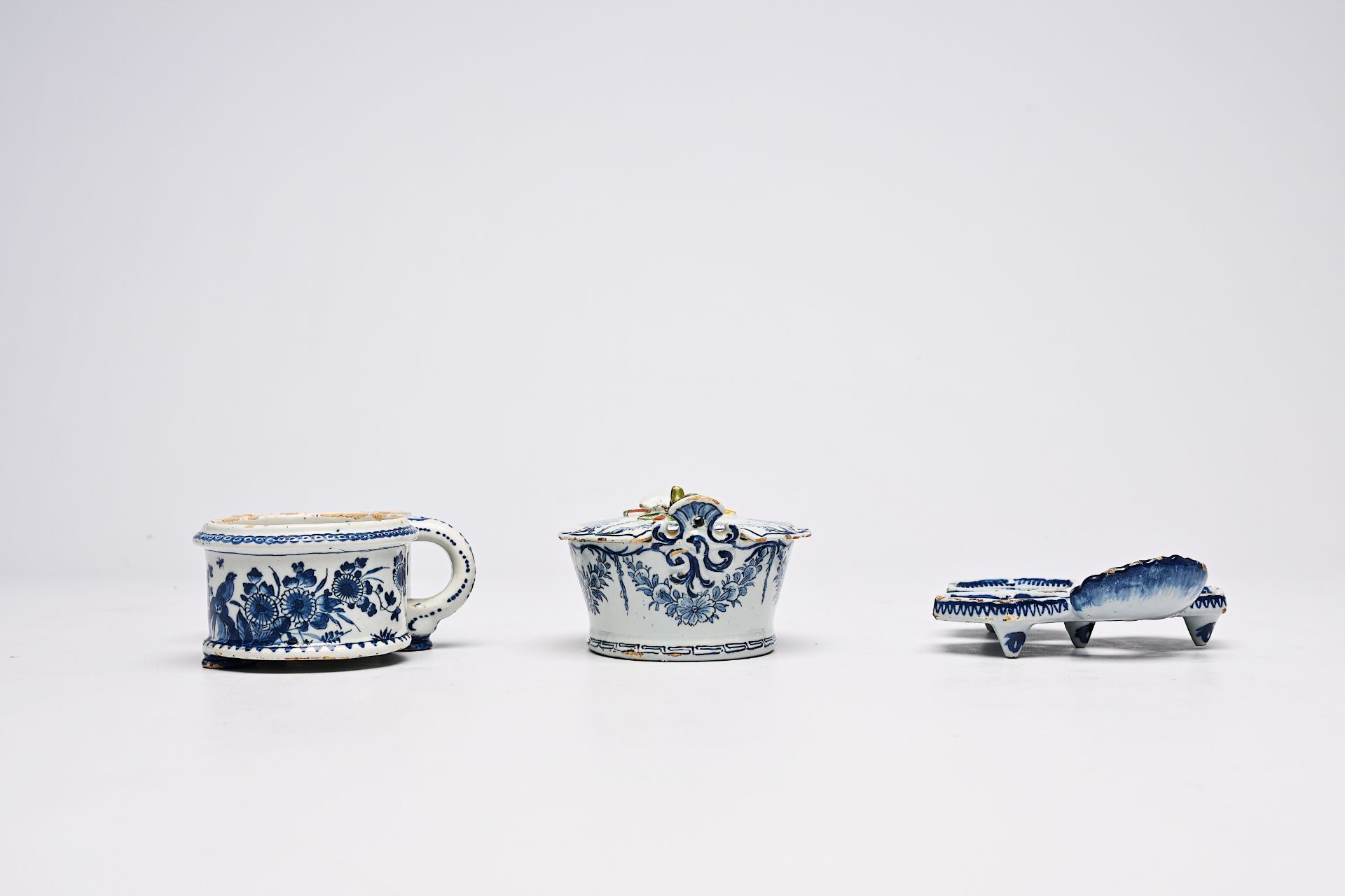 A Dutch Delft blue and white butter tub, an oil and vinegar holder and a spice dish with floral desi - Image 4 of 9