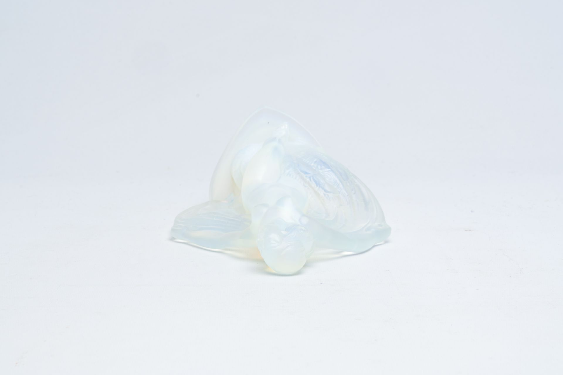 A French Sabino opalescent glass figurine of Isadora Duncan, 20th C. - Image 12 of 13