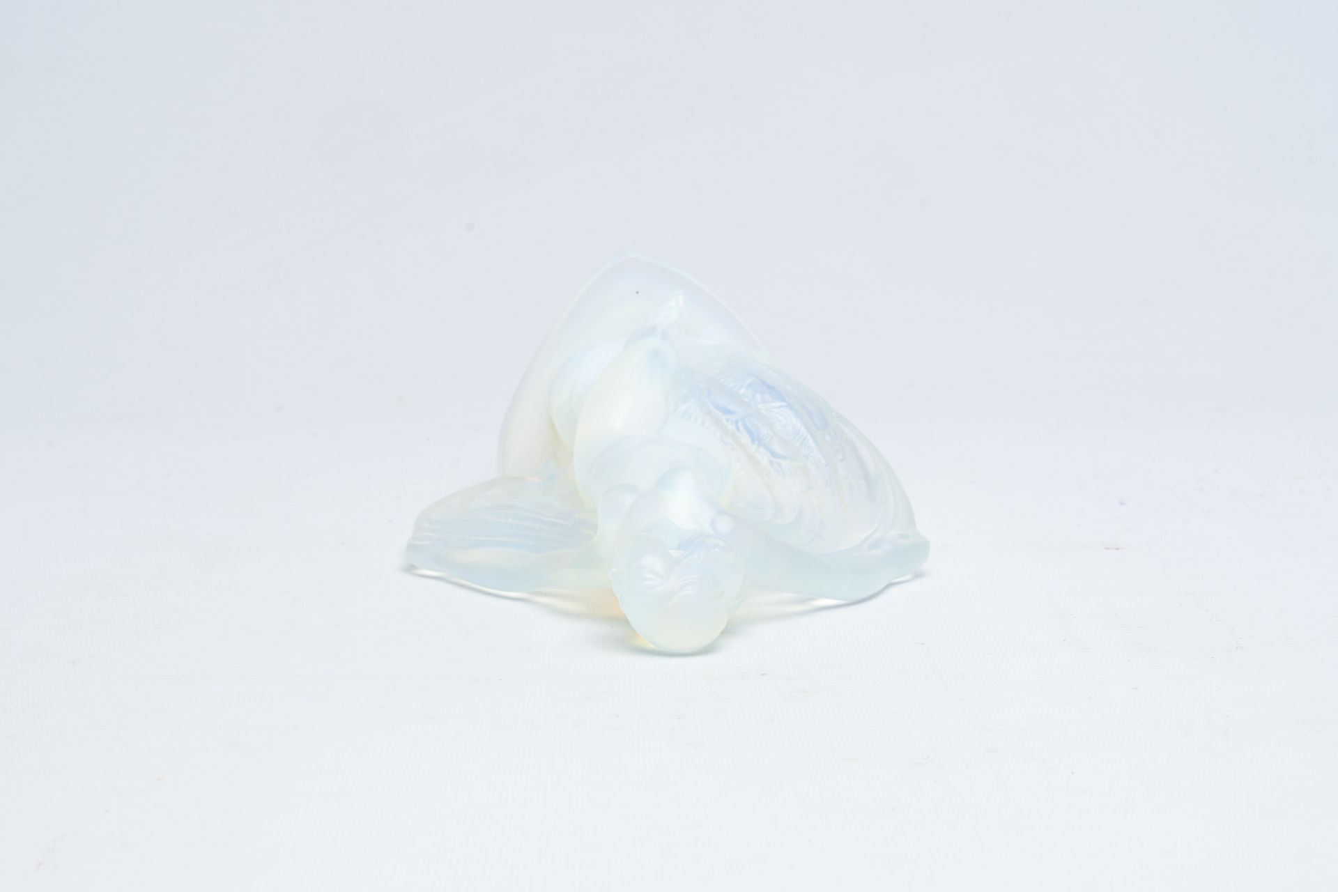 A French Sabino opalescent glass figurine of Isadora Duncan, 20th C. - Bild 12 aus 13