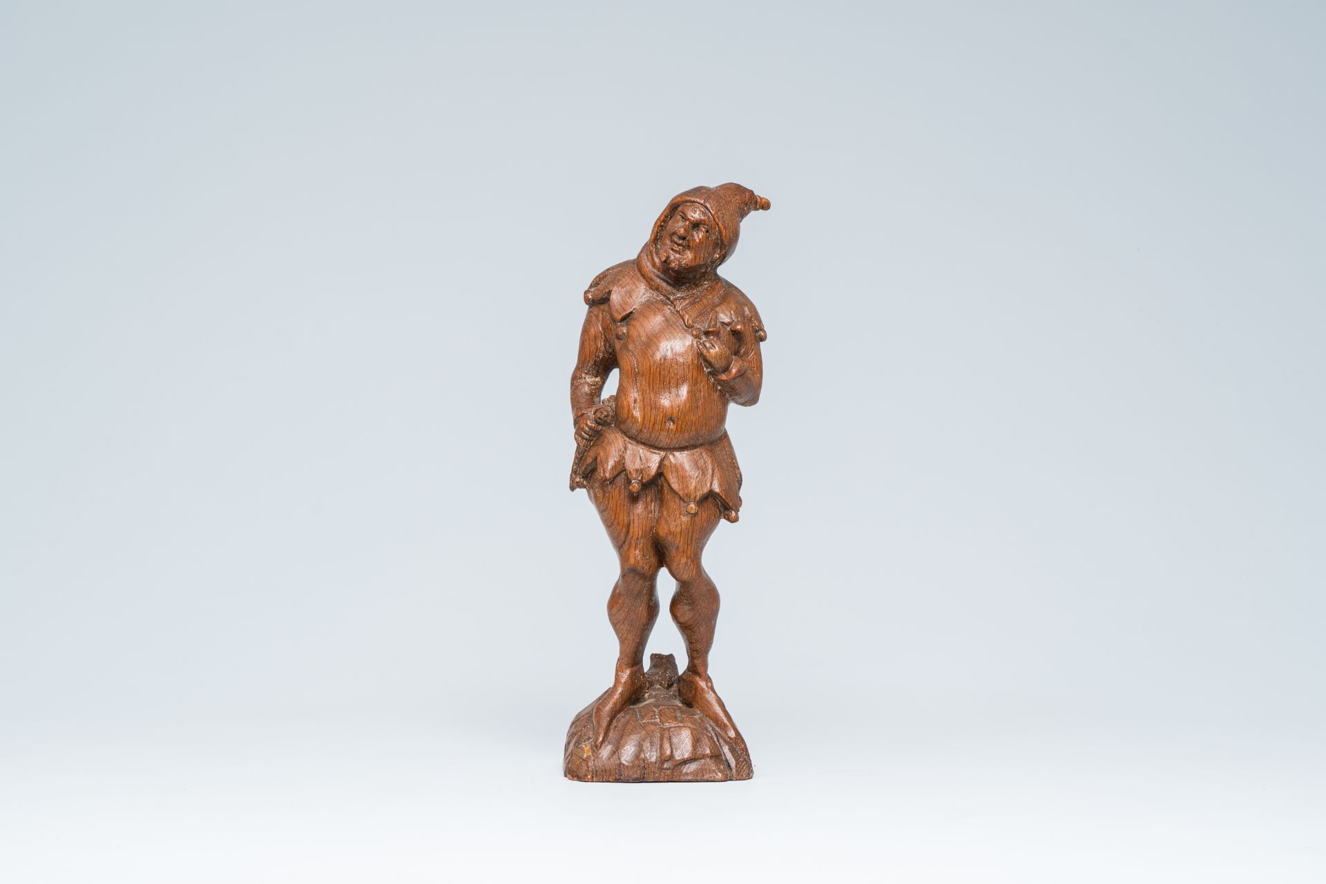 H. Morice (?): A jester, carved oak figure, France, 19th C. - Bild 2 aus 9