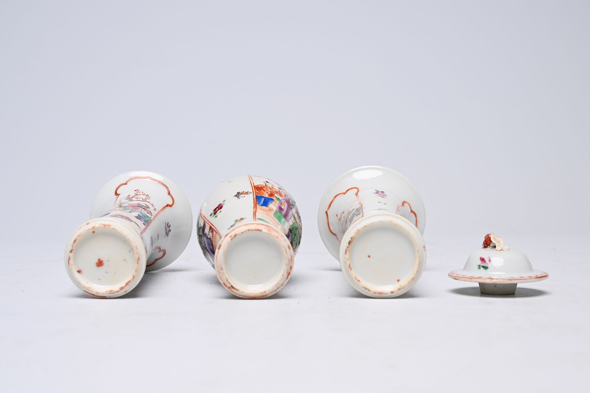 A Chinese famille rose three-piece 'mandarin subject' garniture, Qianlong - Bild 4 aus 6