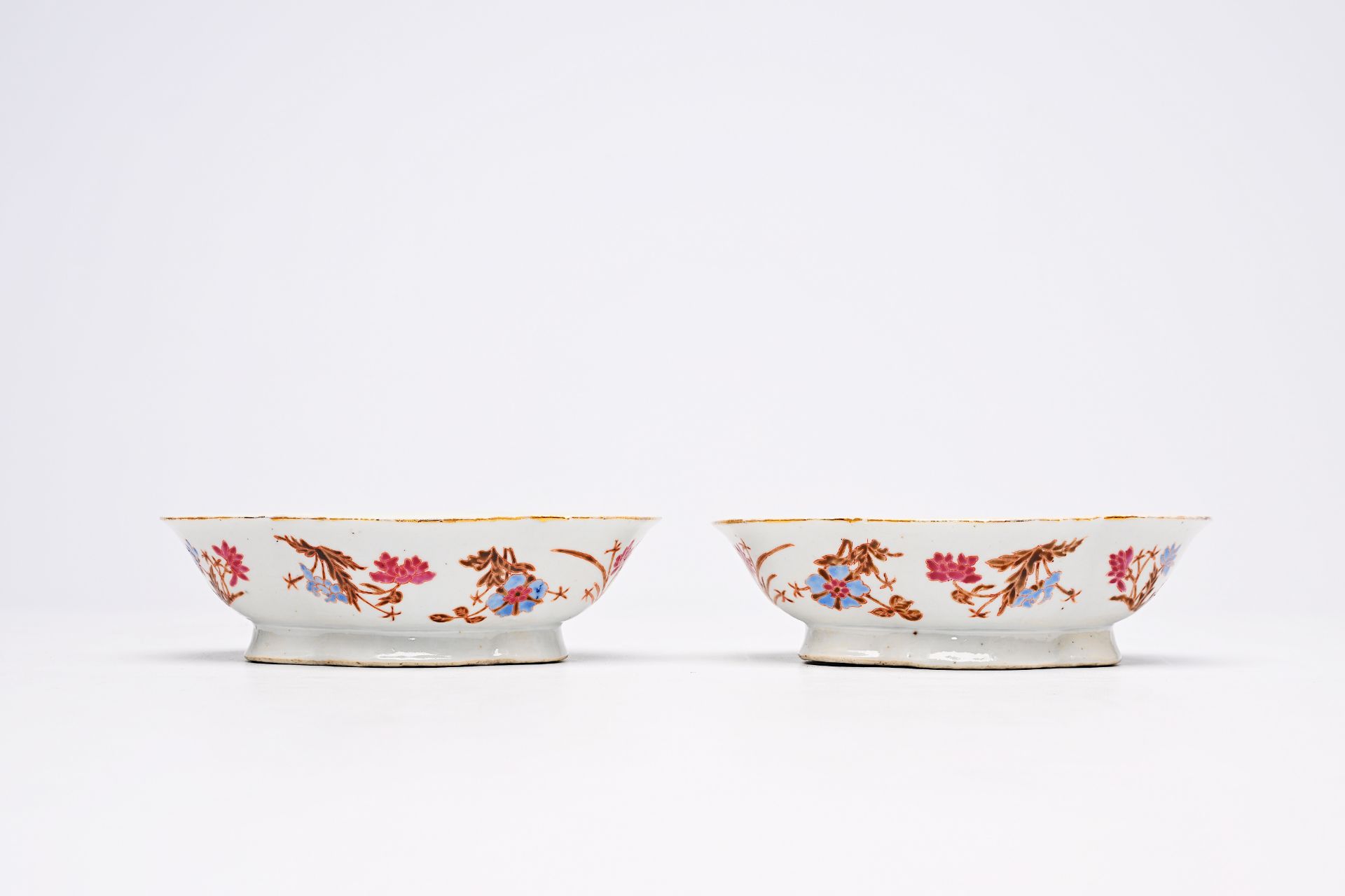 A pair of Chinese lobed famille rose bowls with floral design, 19th C. - Image 10 of 24