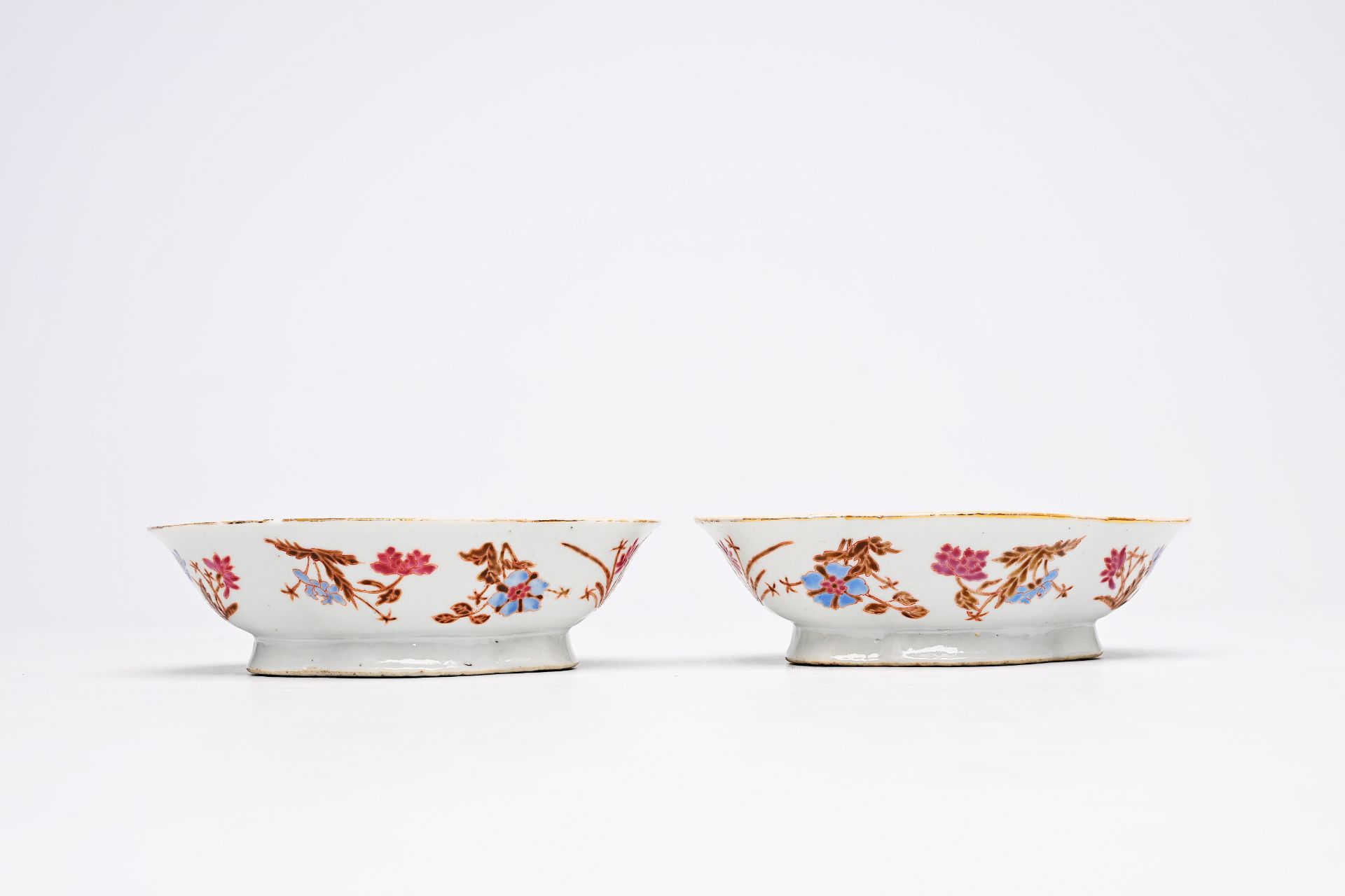 A pair of Chinese lobed famille rose bowls with floral design, 19th C. - Image 15 of 24