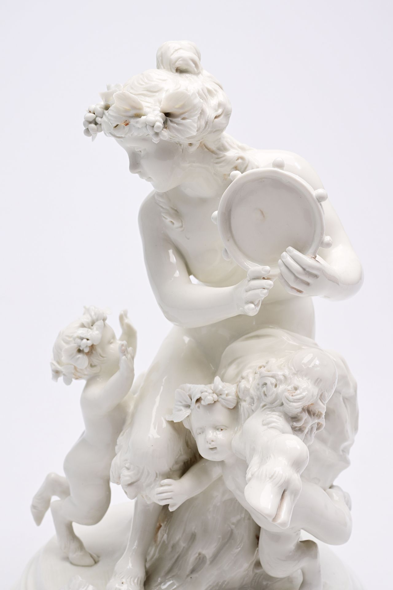 Clodion (1738-1814, after): An Italian playful porcelain group with music-making and dancing satyrs, - Bild 11 aus 14