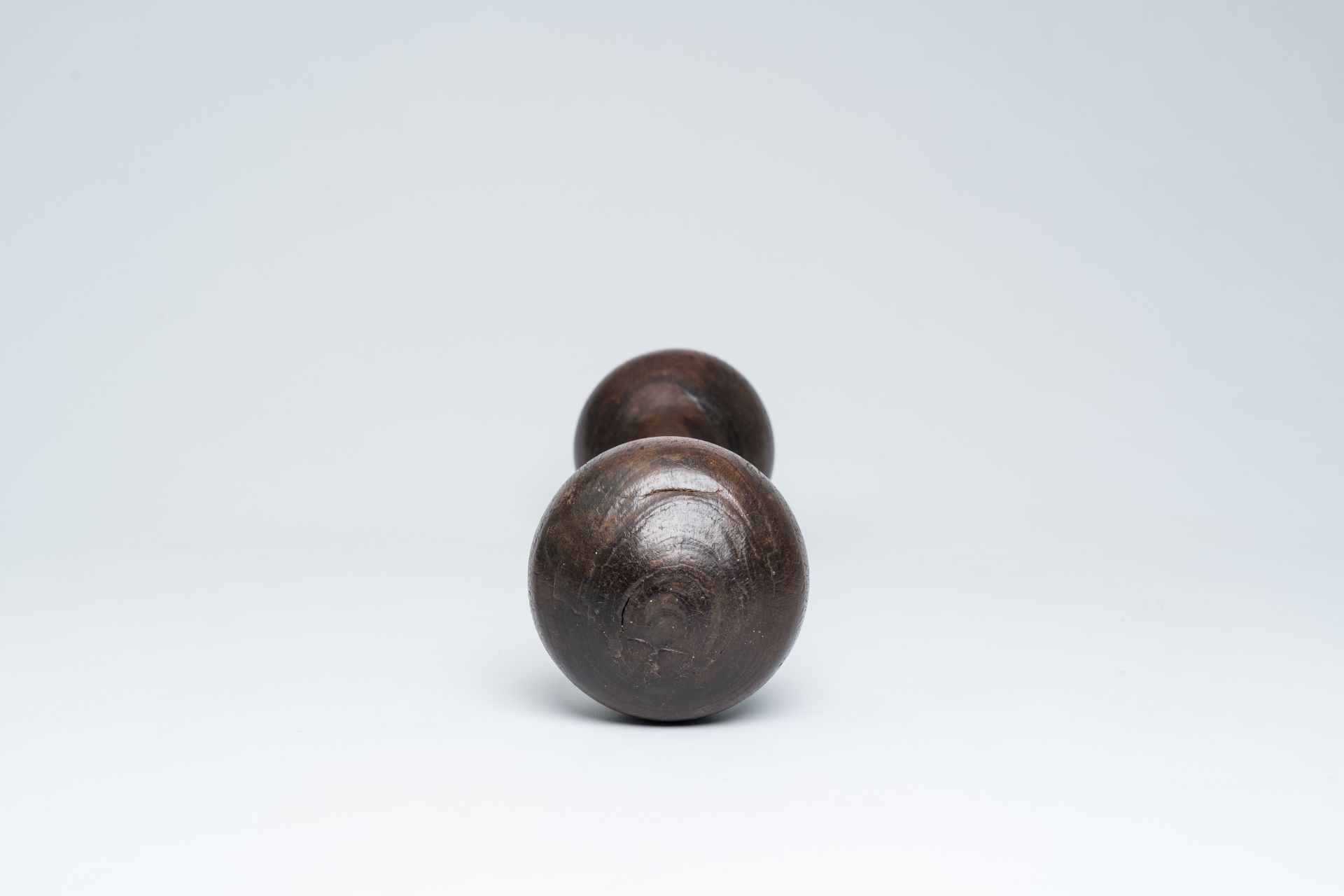 A large English turned wood mortar and pestle, second half 17th C. - Image 10 of 12