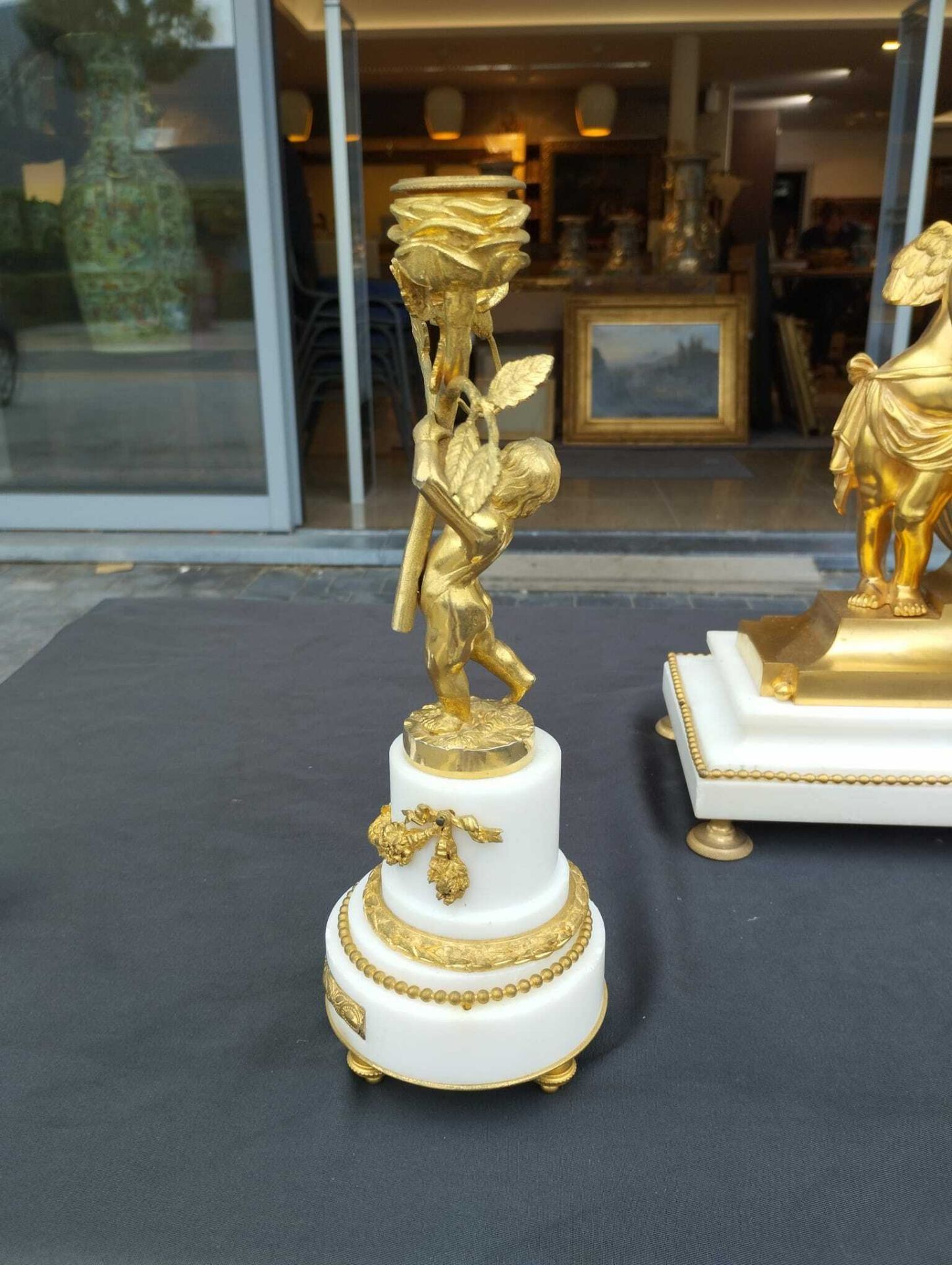 A French gilt bronze mounted white marble three-piece clock garniture with putti, 19th C. - Bild 14 aus 34