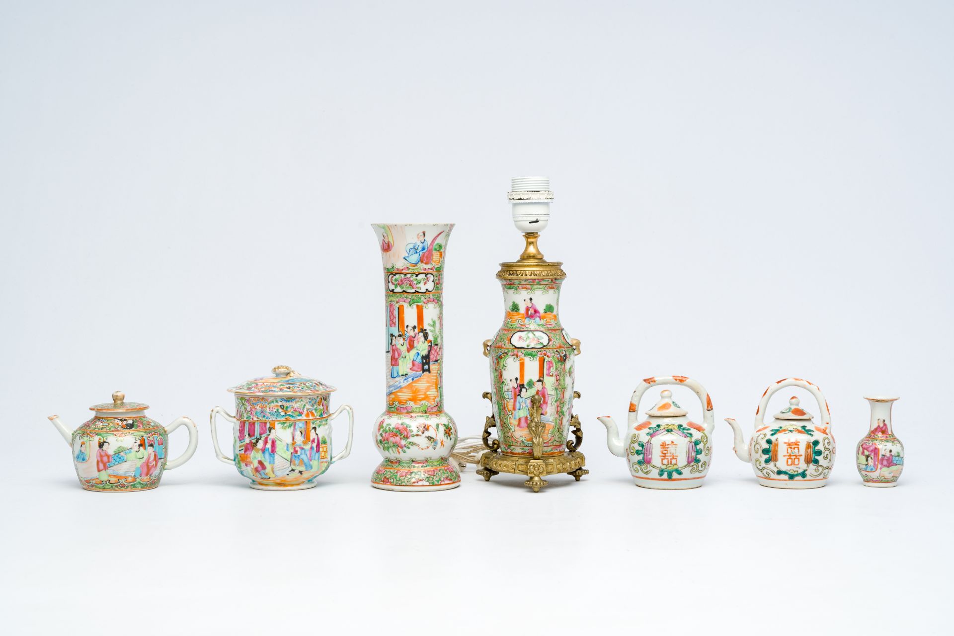 A varied collection of Chinese famille rose and Canton famille rose porcelain with floral design and - Bild 4 aus 11