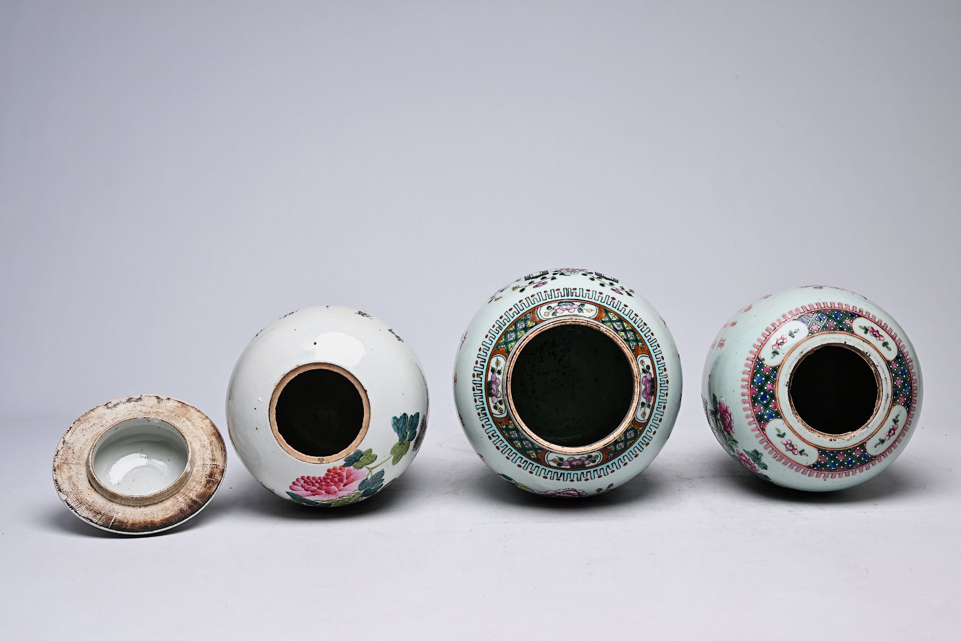 A Chinese famille rose vase and cover and two ginger jars with antiquities, 19th/20th C. - Image 4 of 6