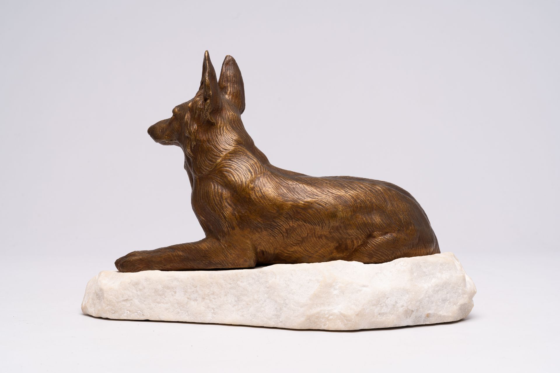 Bartelier (19th/20th C.): Sheepdog, brown patinated bronze on a white marble base - Image 4 of 8