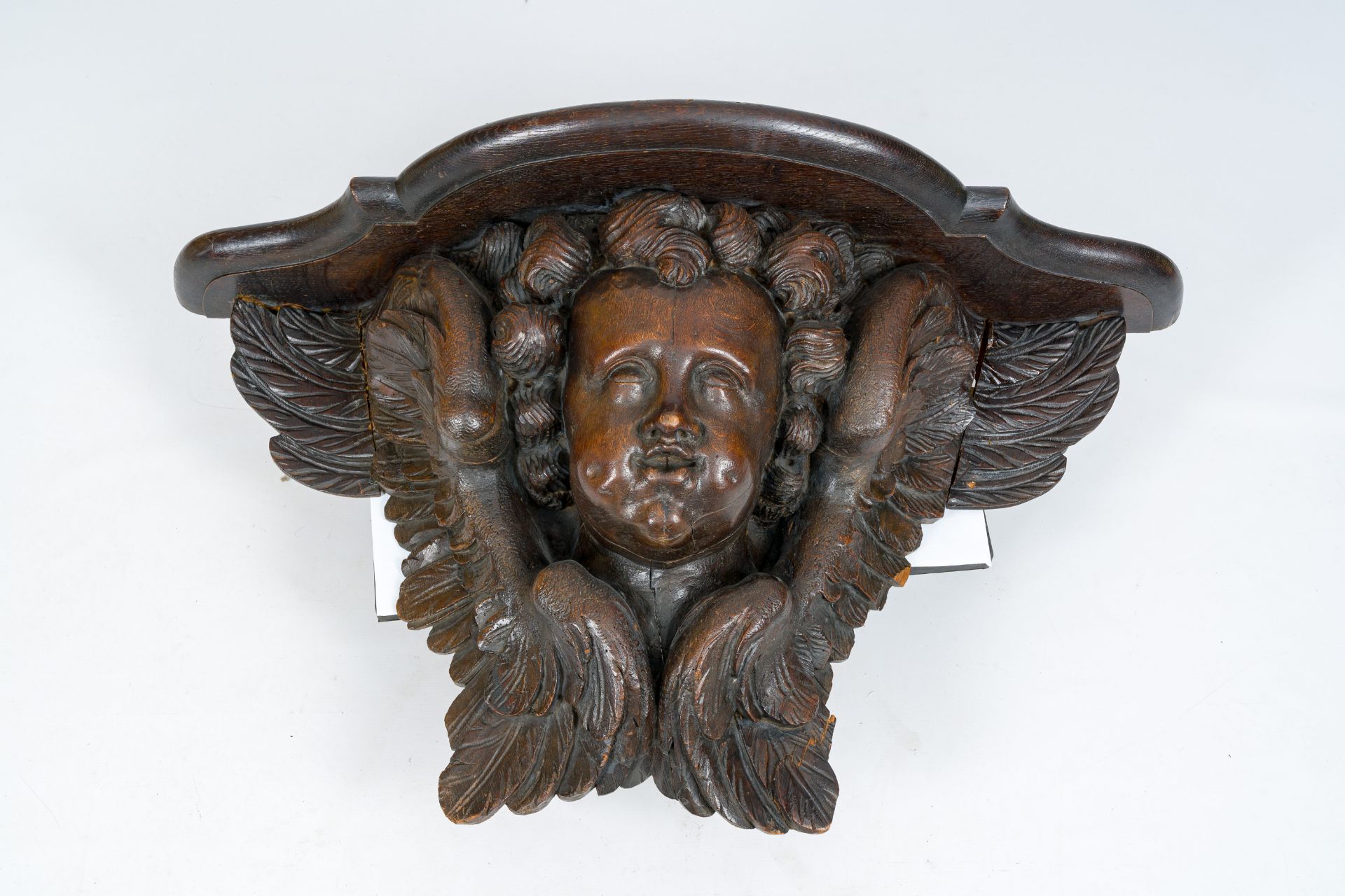 An exceptional Flemish carved wood 'angel' wall bracket, ca. 1700 - Image 5 of 8