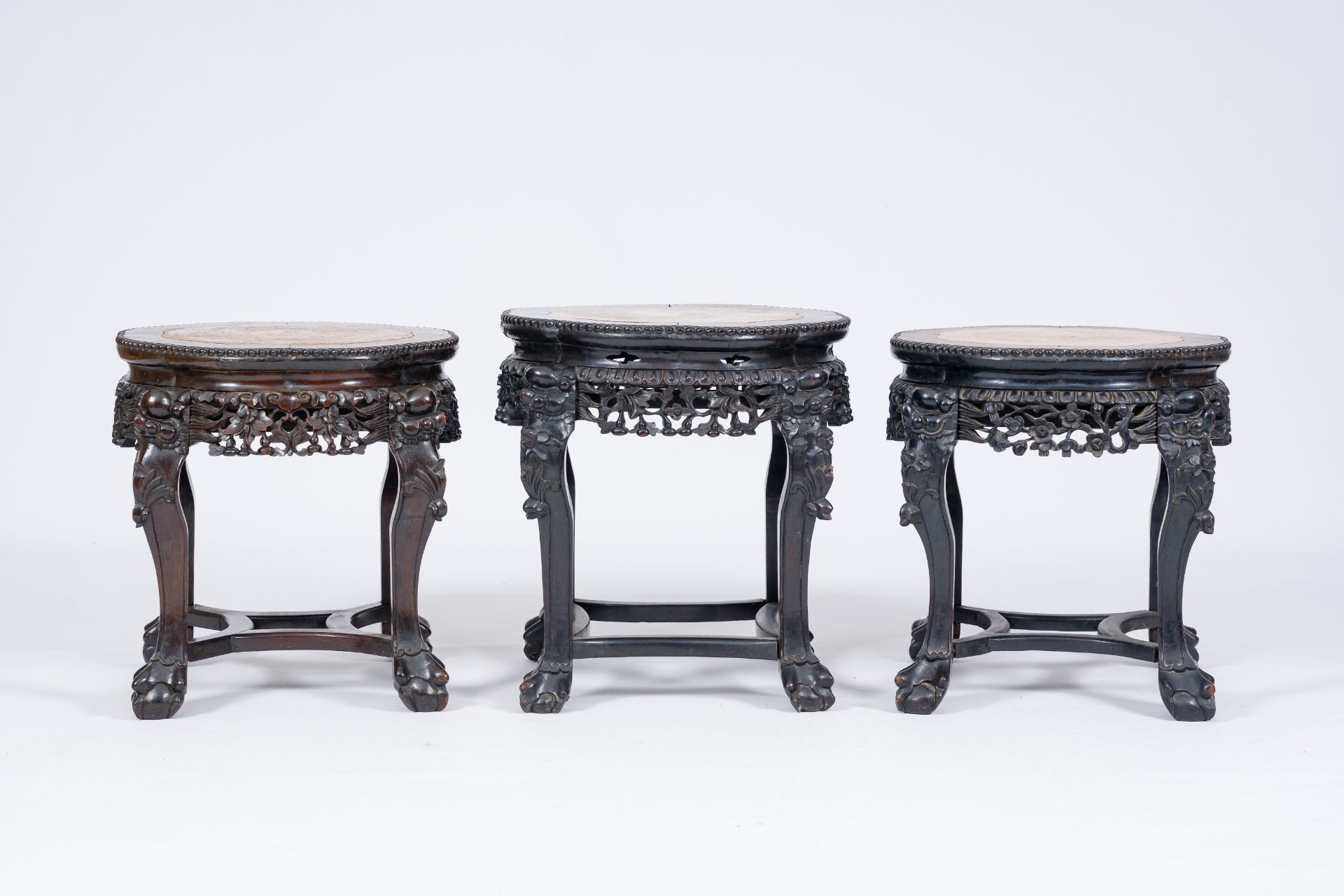 Three Chinese reticulated hardwood stands with marble tops, 19th/20th C. - Bild 5 aus 7