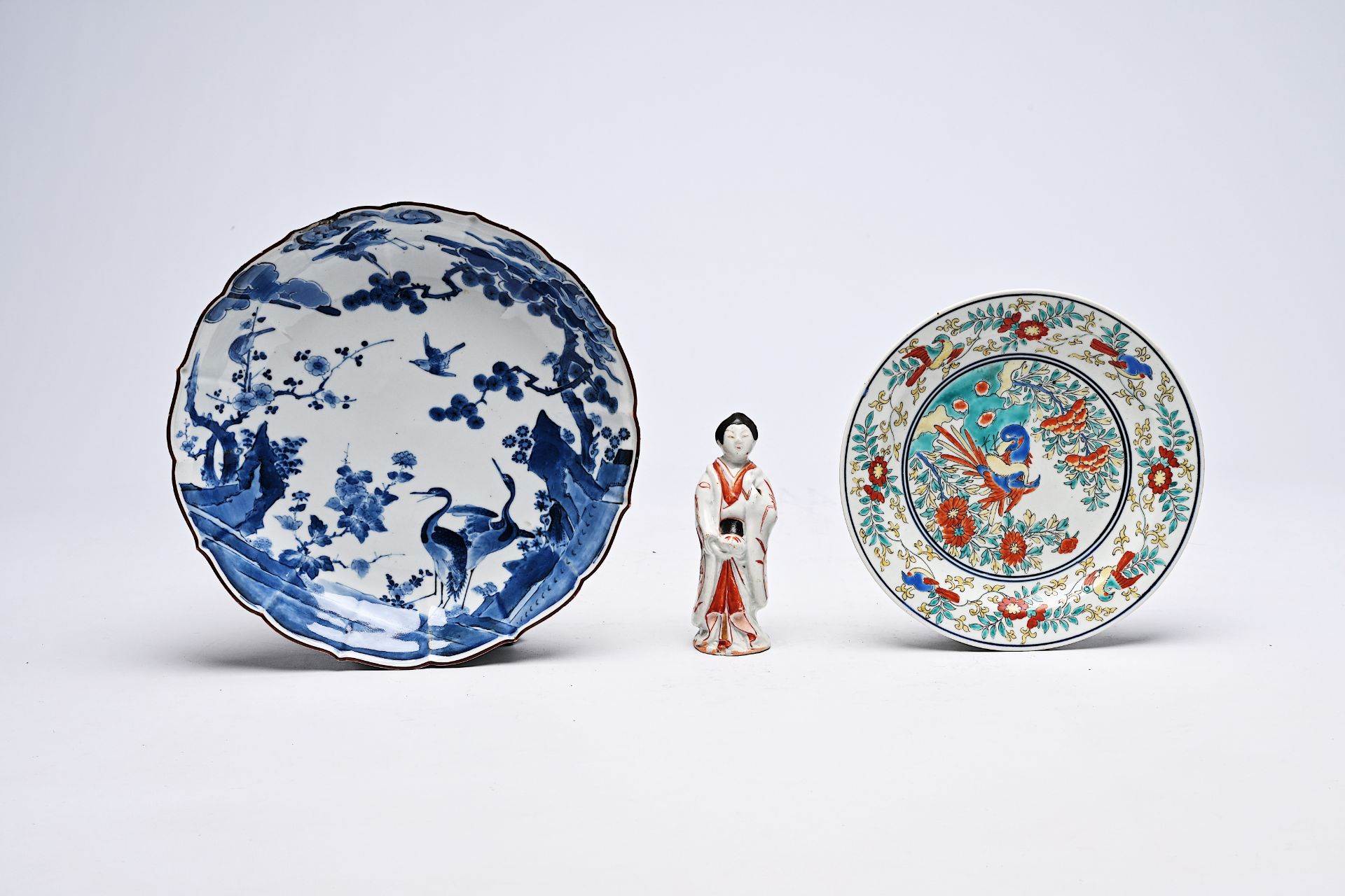 A Japanese blue and white and a Kakiemon plate with birds in a landscape and a 'bijin' figure, Edo/M - Bild 2 aus 5