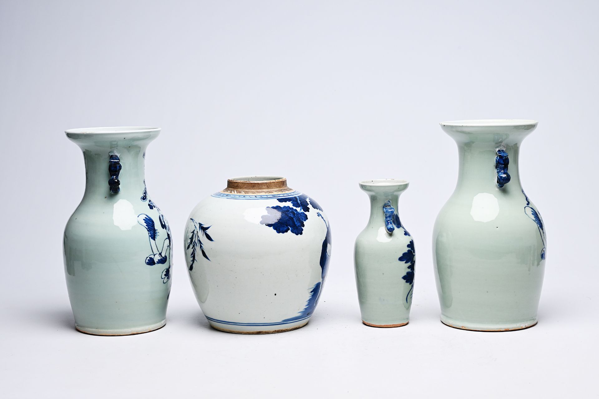 Three Chinese blue and white celadon-ground vases and a blue and white jar, 19th C. - Bild 10 aus 14