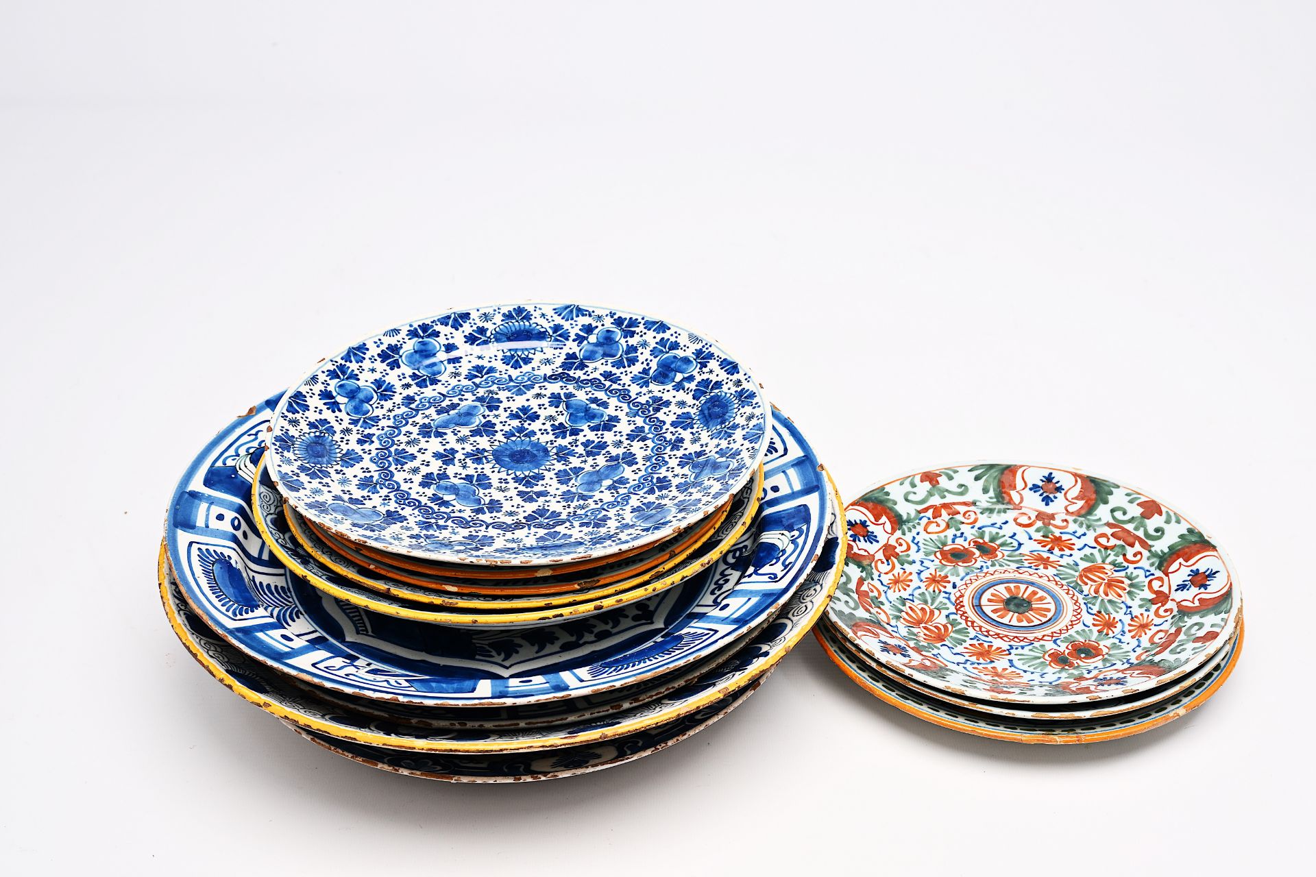 Twelve Dutch Delft blue and white and polychrome plates and dishes, 18th C. - Image 7 of 7