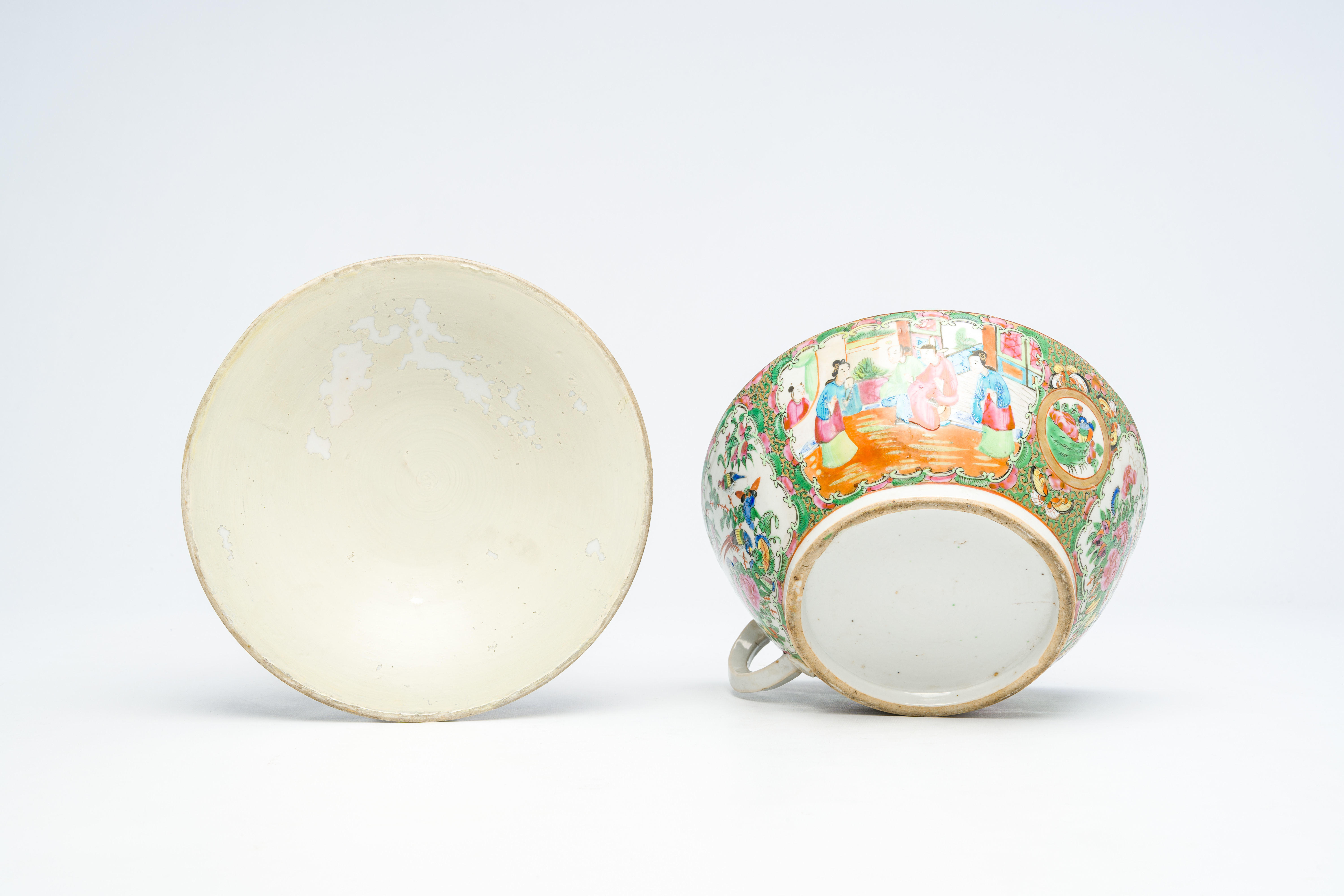 A varied collection of Chinese Canton famille rose porcelain with palace scenes and floral design, 1 - Image 11 of 11