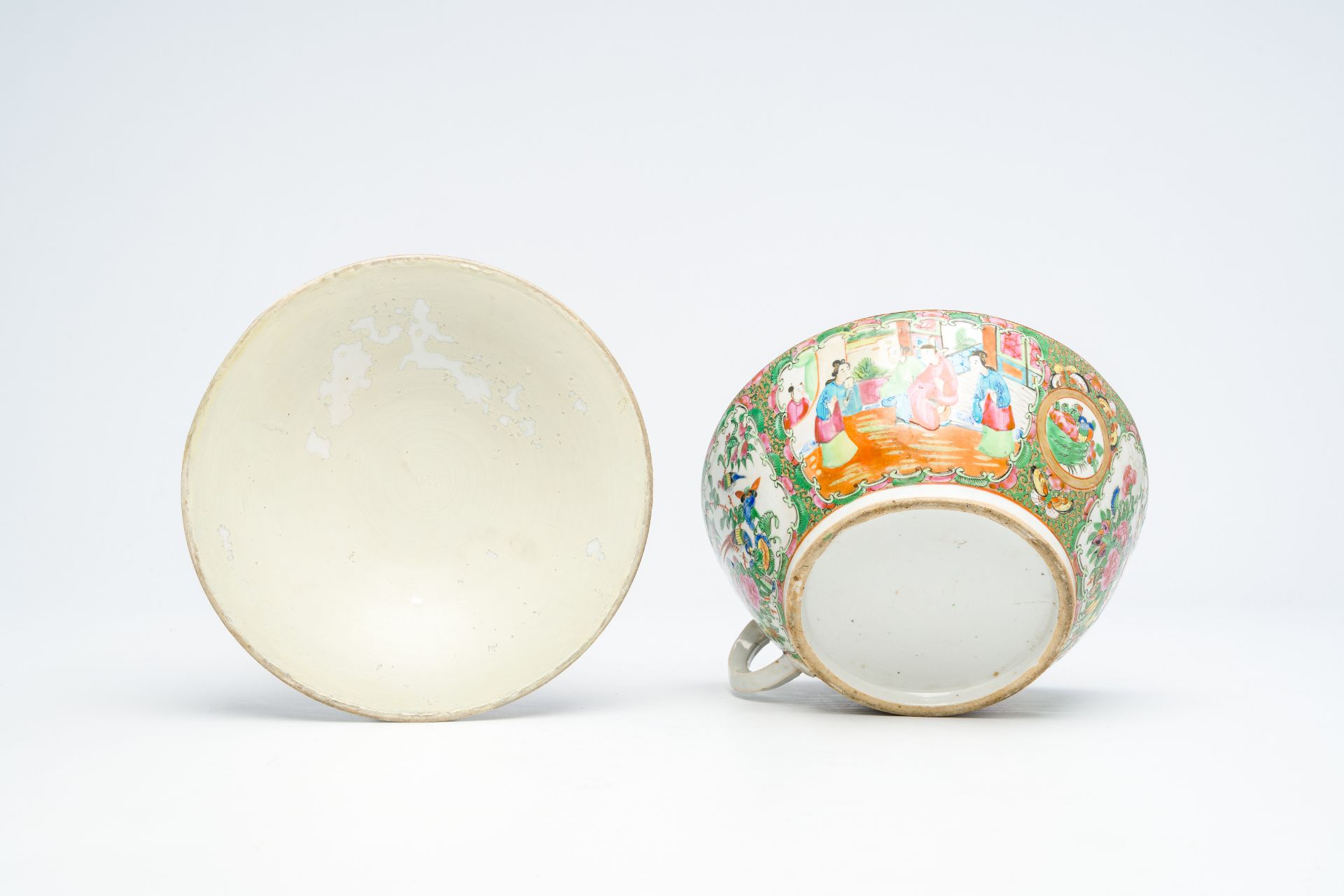 A varied collection of Chinese Canton famille rose porcelain with palace scenes and floral design, 1 - Image 11 of 11