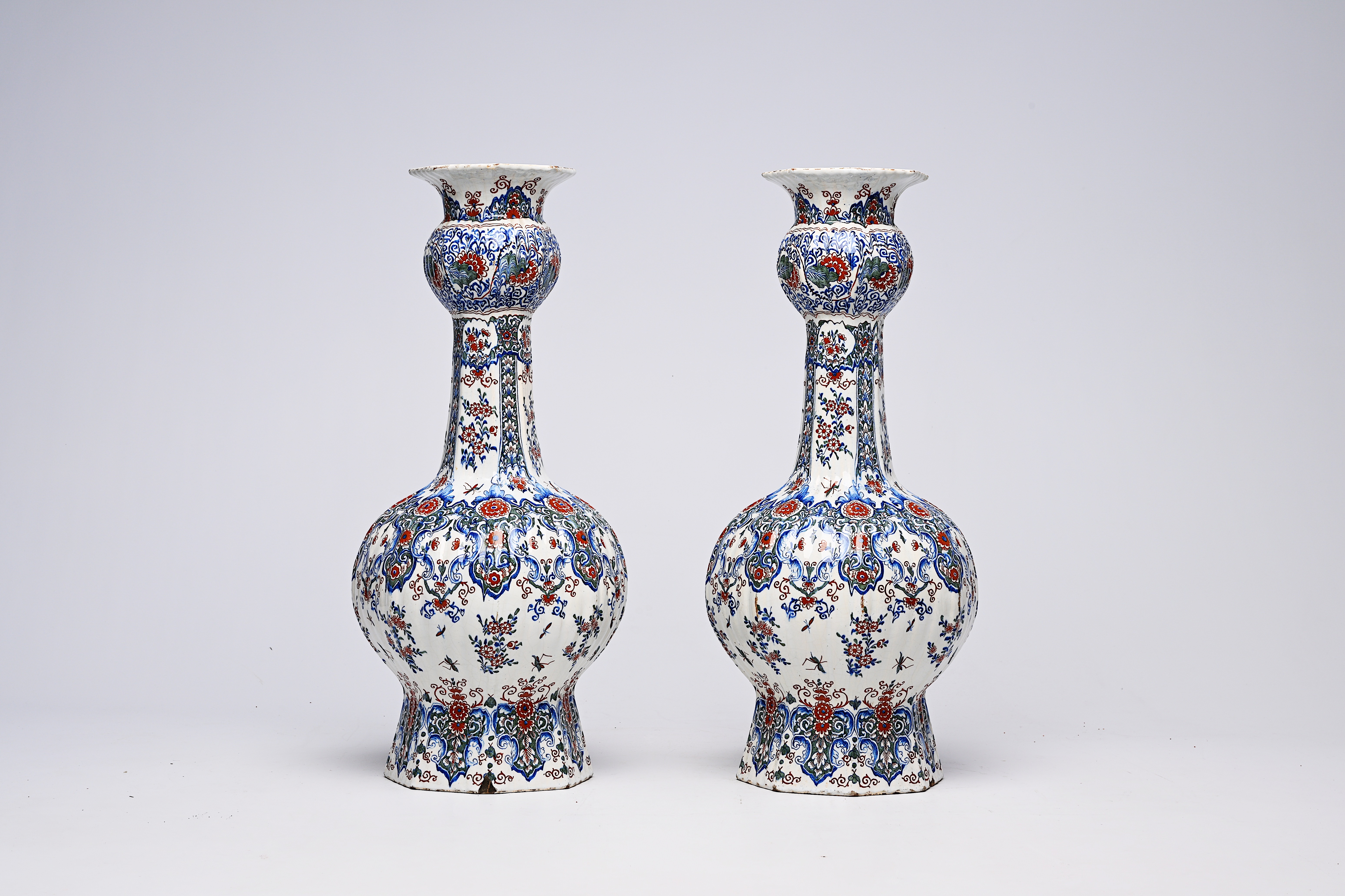 A pair of Dutch Delft cashmire palette vases with floral design, 19th C. - Bild 4 aus 11