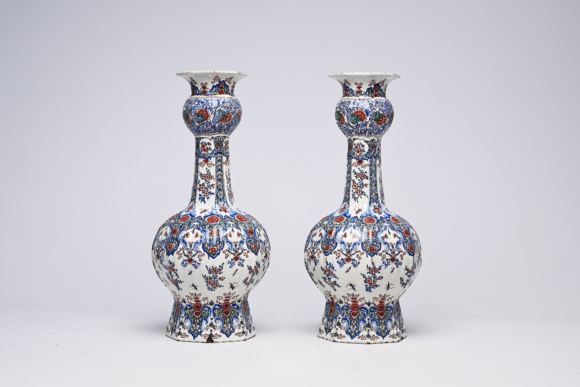 A pair of Dutch Delft cashmire palette vases with floral design, 19th C. - Image 4 of 11
