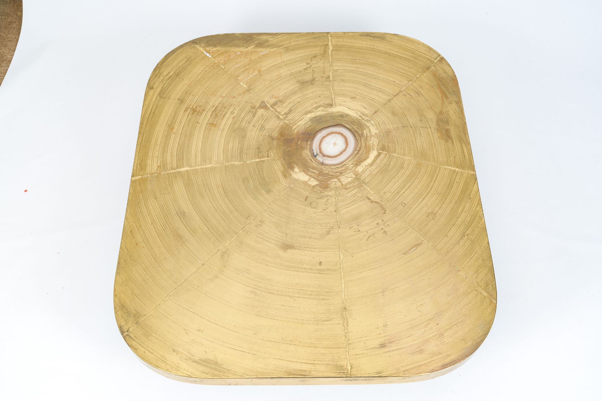 A design coffee table with an etched brass table top with an agate stone, Georges Mathias for Lova C - Bild 6 aus 8