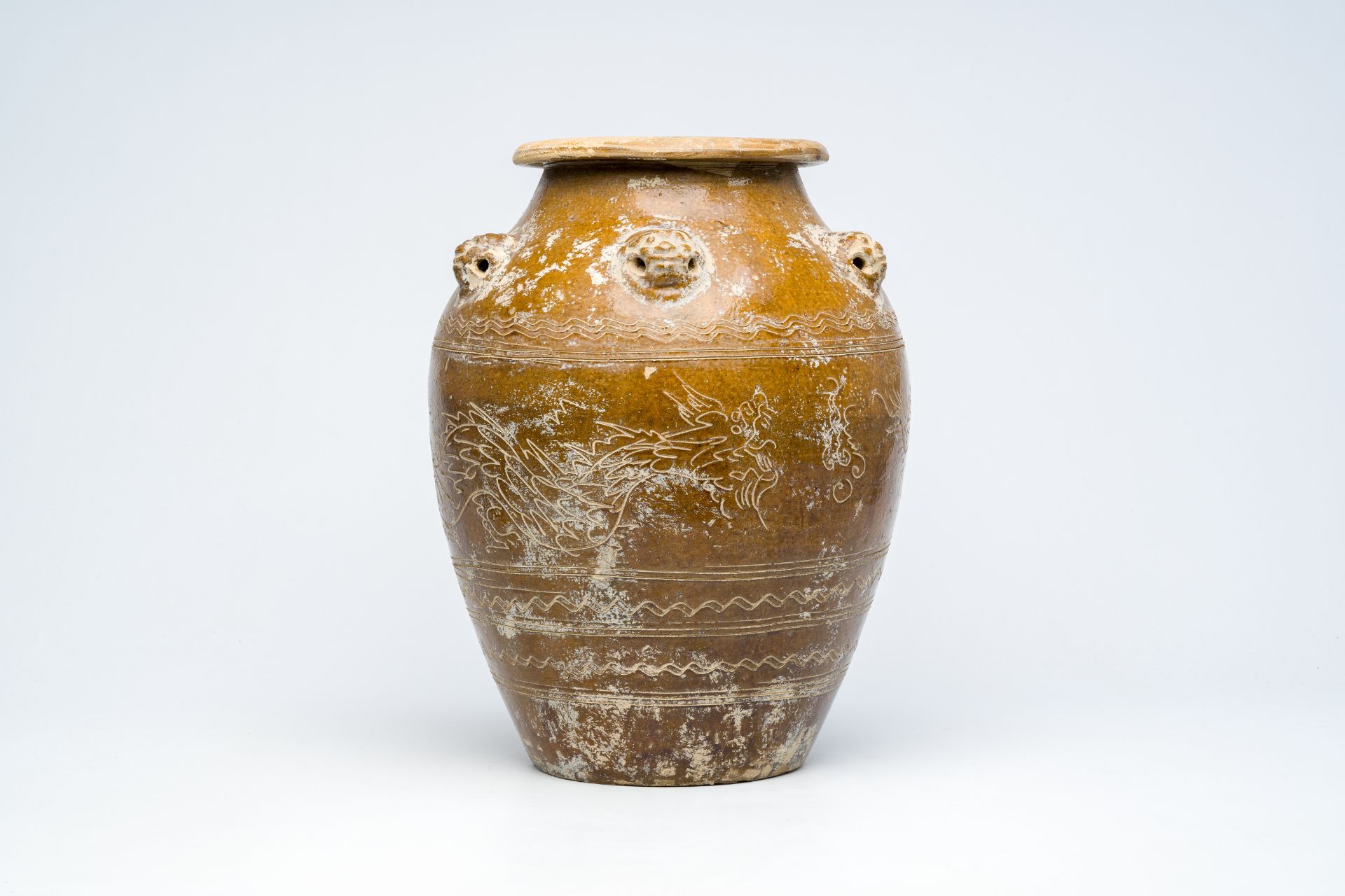 A Chinese stoneware martaban jar with incised design, 19th C. - Image 3 of 6