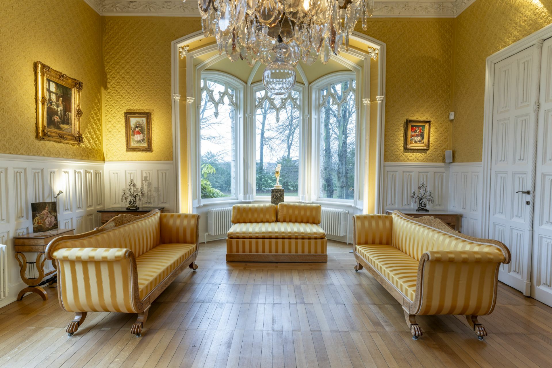 A 13-piece Biedermeier salon set comprising 3 sofas, 8 chairs and 2 footstools with yellow silk upho - Bild 3 aus 34