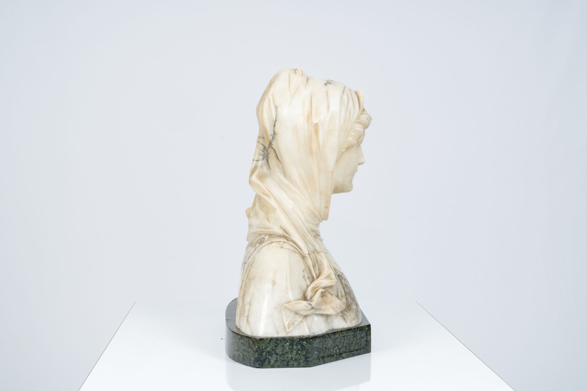 A. Cyprien (Adolfo Cipriani, 1857-1941): Bust of a lady, alabaster on a marble base - Bild 4 aus 5