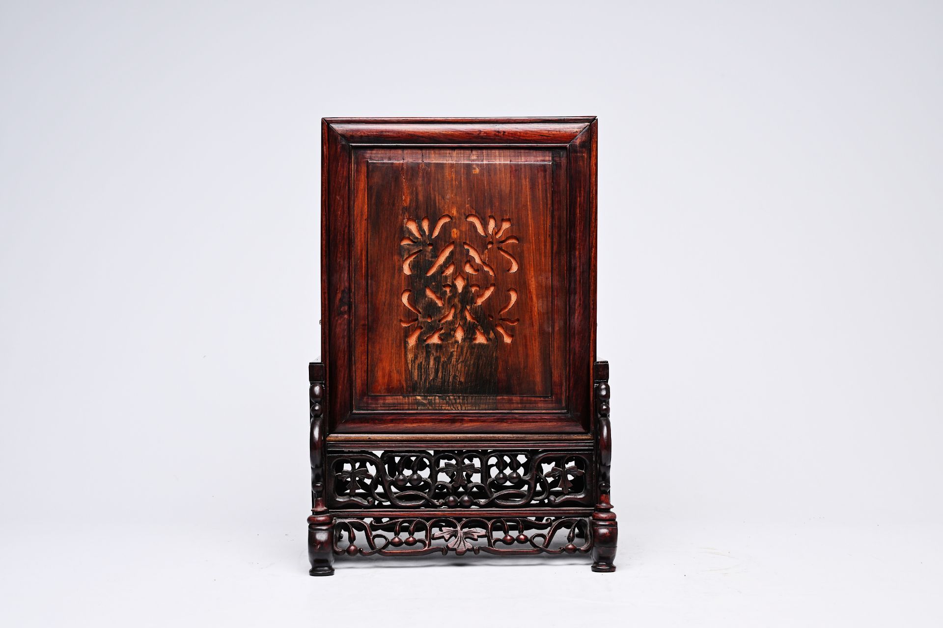 A Chinese reticulated wood fusee clock with brass plaque, 19th C. - Bild 4 aus 6