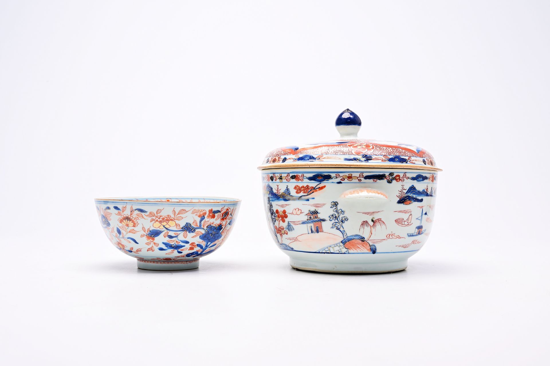 A varied collection of Chinese Imari style porcelain with floral design and landscapes, Kangxi/Qianl - Image 6 of 9