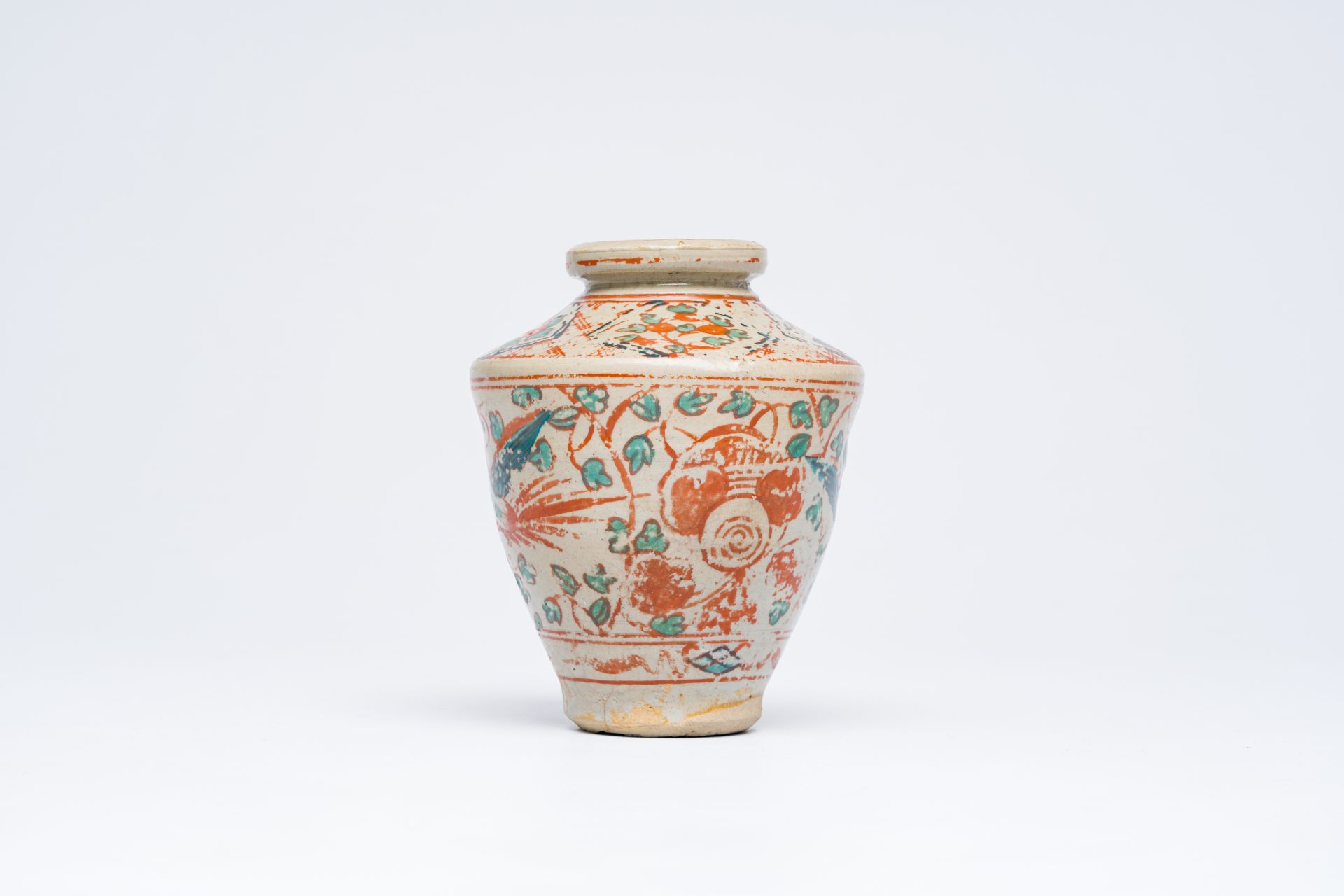 A Chinese wucai Swatow vase with phoenixes, Ming - Image 4 of 6