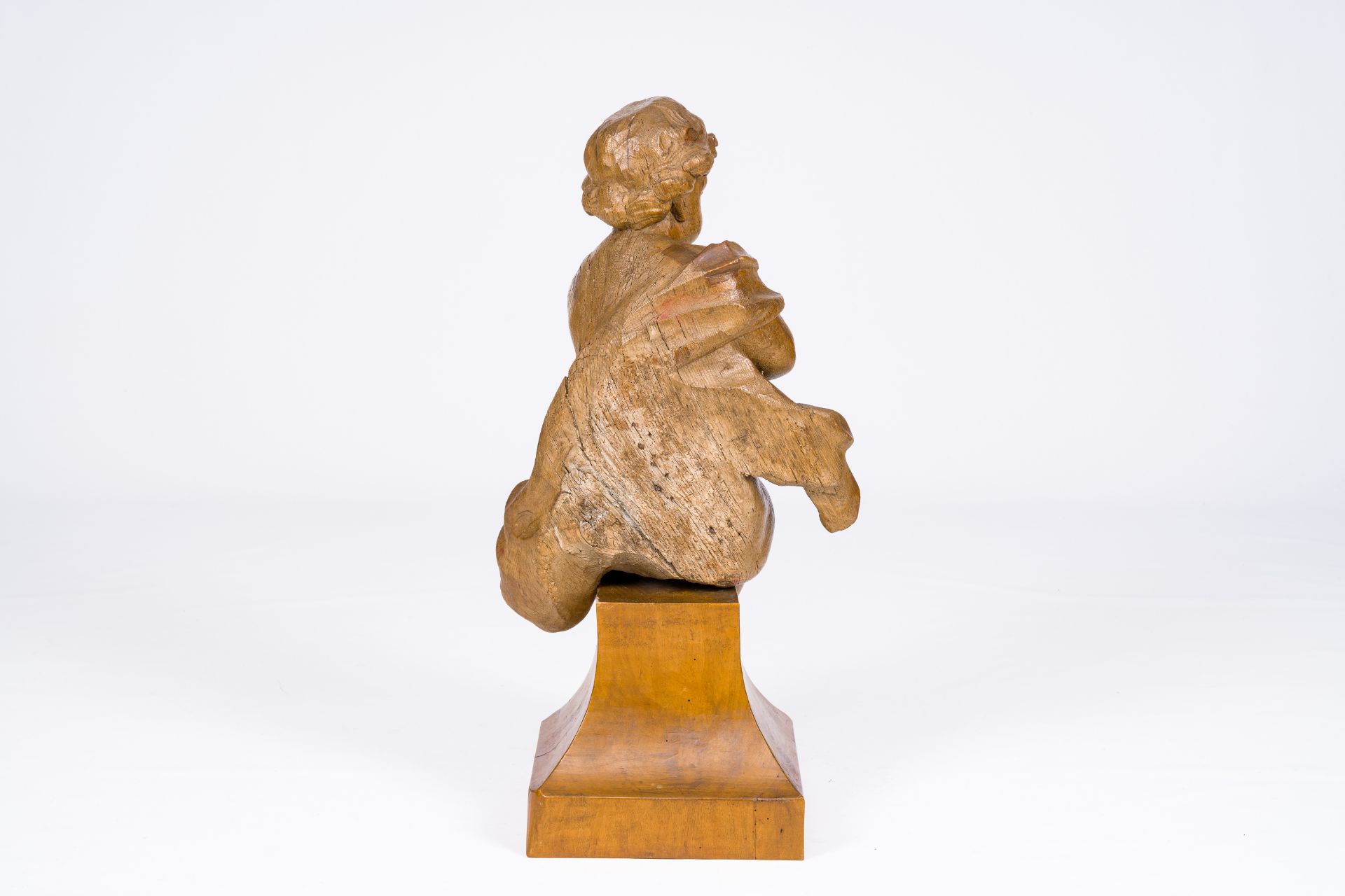A Flemish carved oak wood angel, 17th C. - Bild 3 aus 6