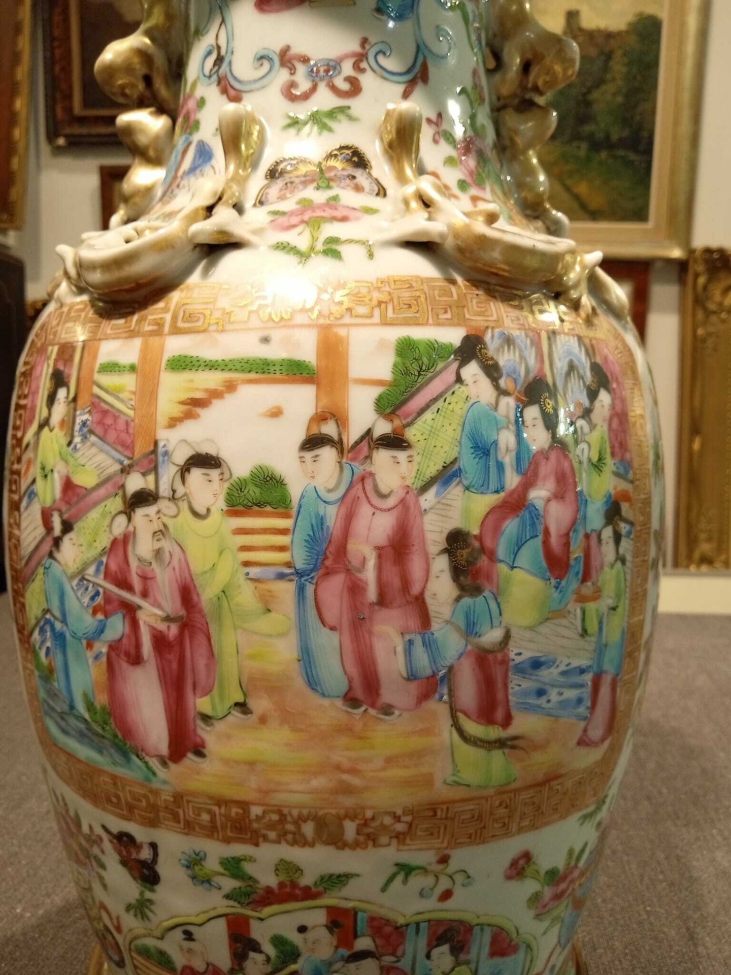 Two Chinese Canton famille rose vases with palace scenes, one of which mounted as a lamp, 19th C. - Bild 45 aus 46