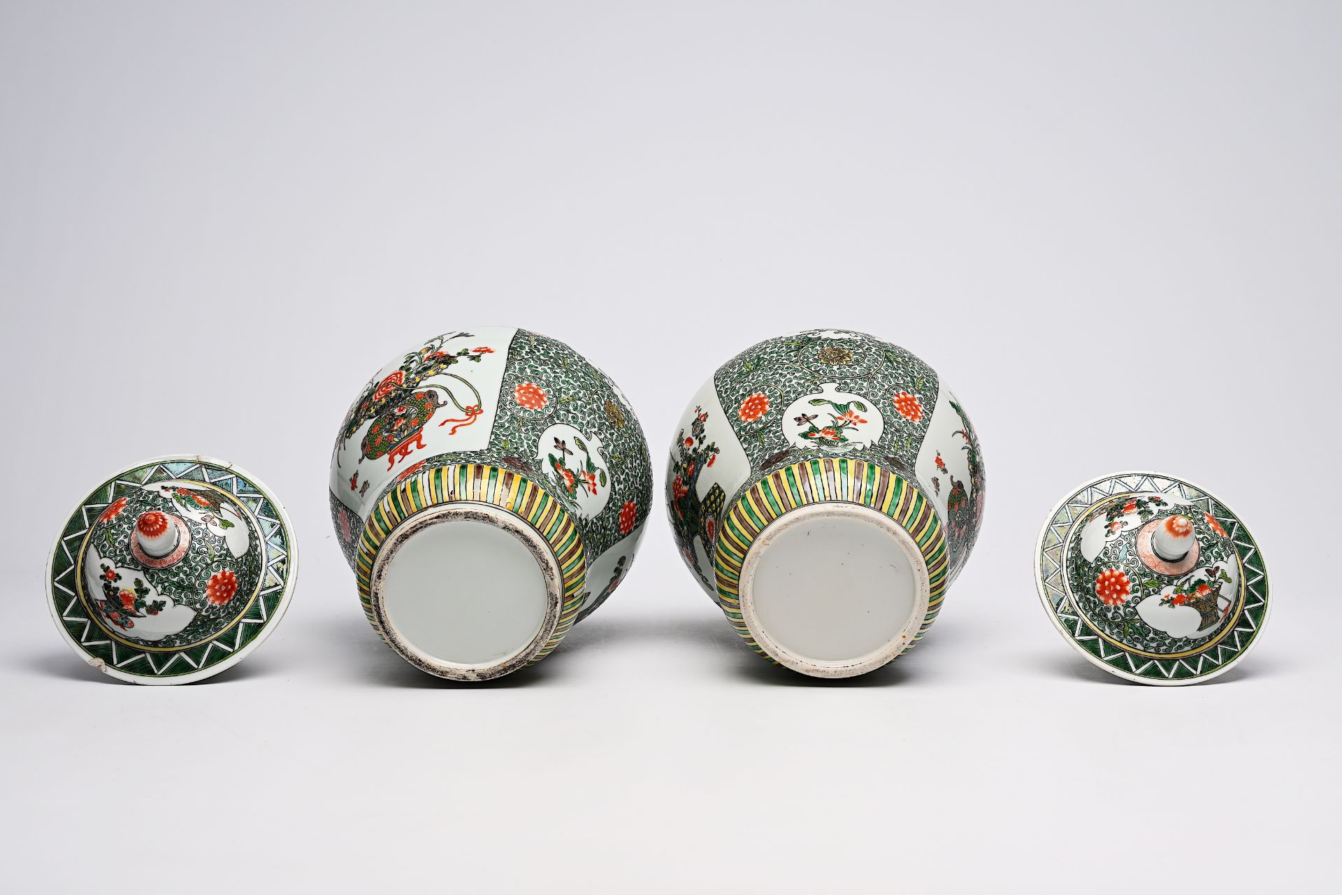 A pair of Chinese famille verte vases and covers with flower baskets and floral design, 19th C. - Image 11 of 16