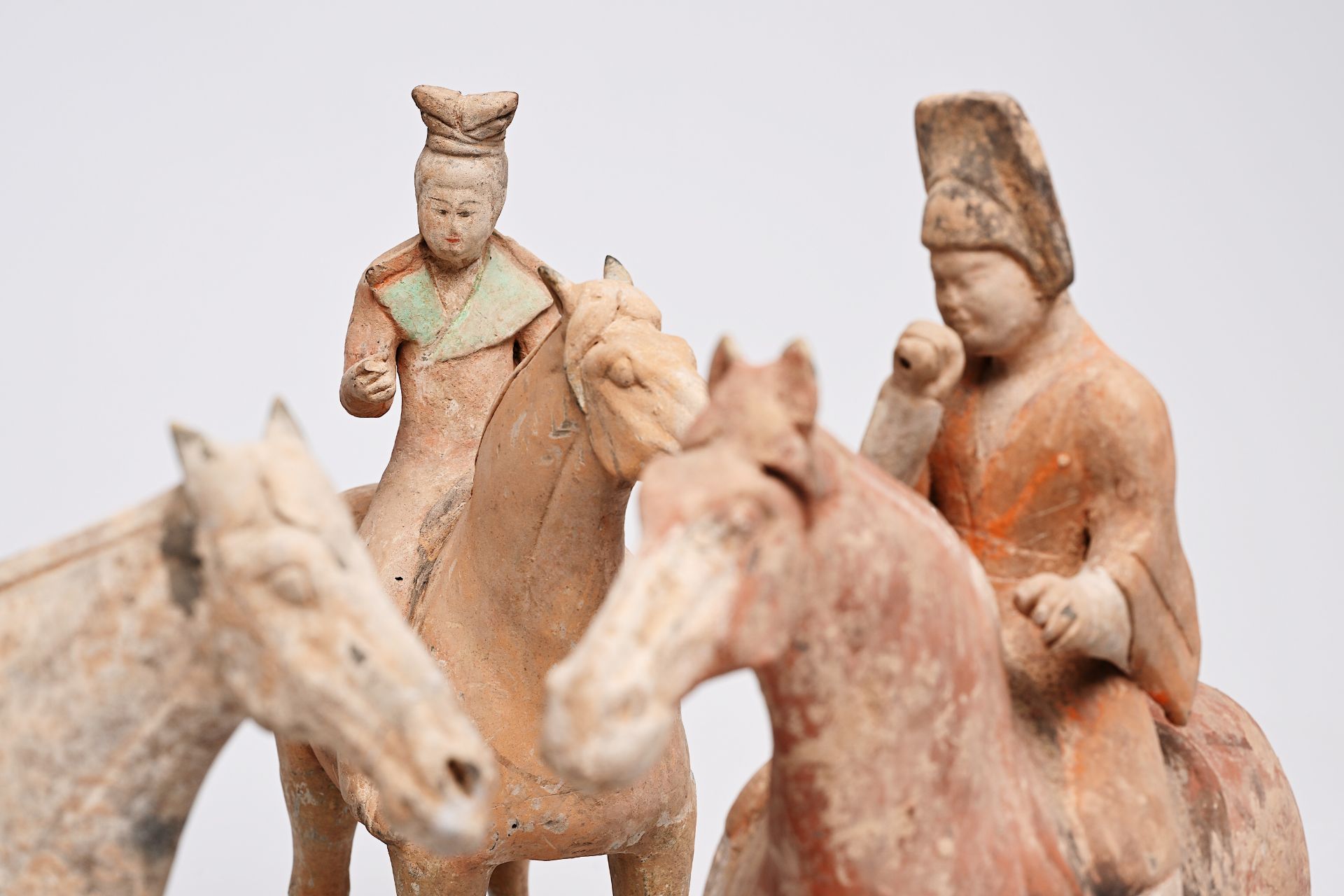 Four Chinese polychrome painted pottery equestrian figures, Tang - Bild 7 aus 22