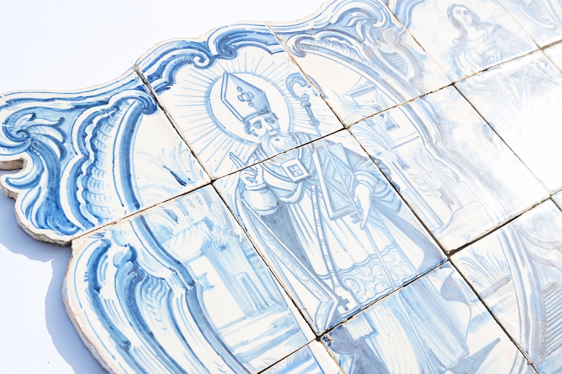 A Portuguese blue and white tile mural with the Madonna and two saints, late 18th C. - Bild 3 aus 7