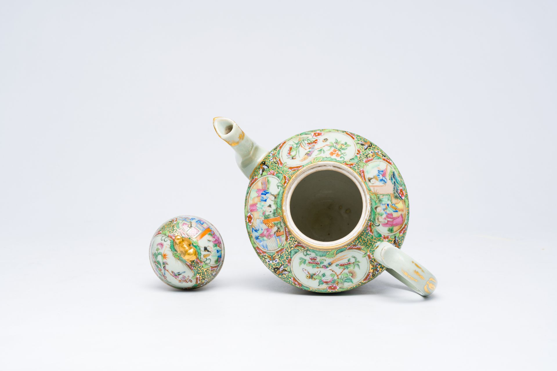 Six Chinese Canton famille rose porcelain wares, 19th C. - Bild 10 aus 11
