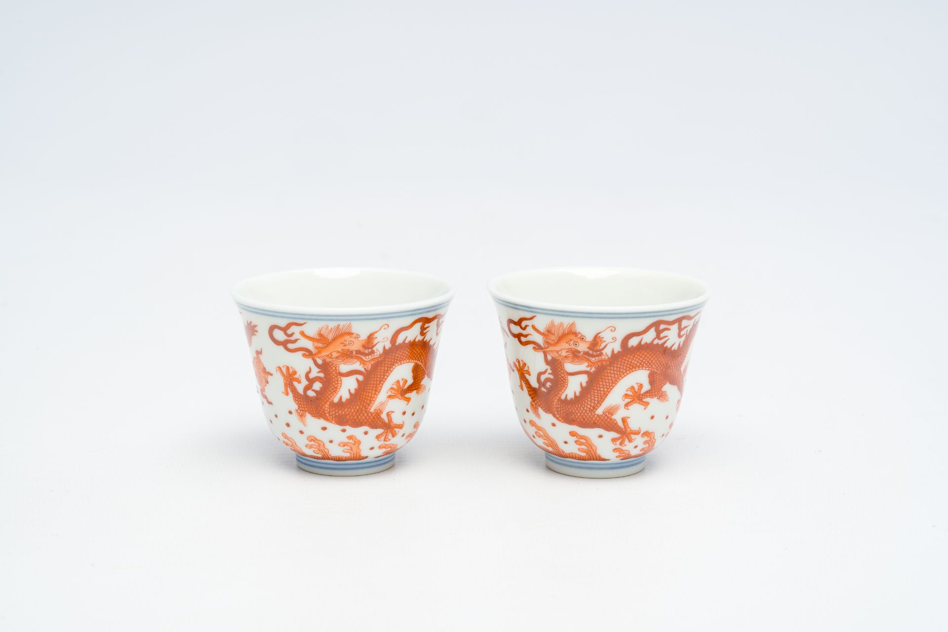 A pair of Chinese blue, white and iron-red 'dragons chasing the pearl' cups, Guangxu mark, 19th/20th - Bild 2 aus 14