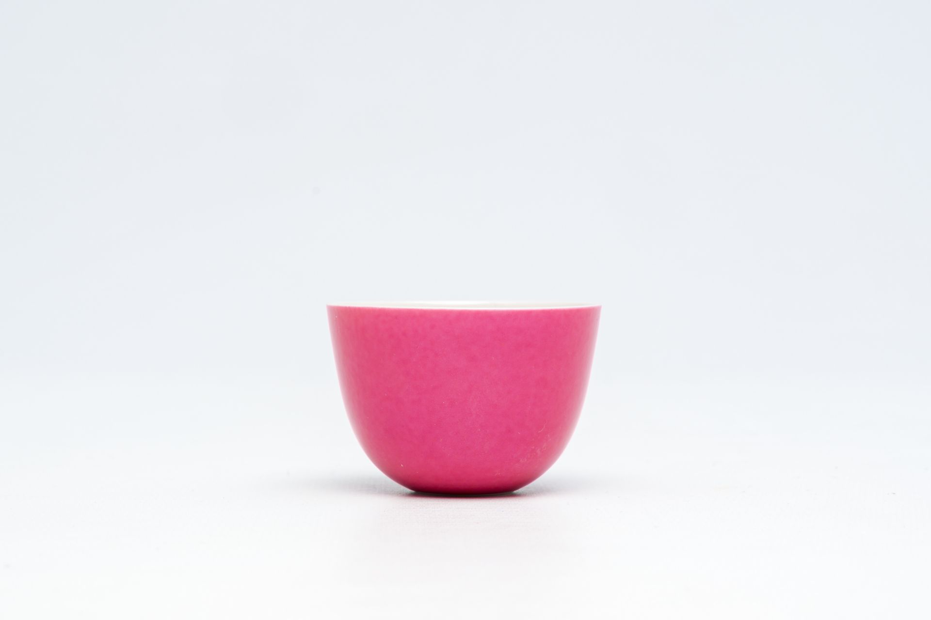 A Chinese monochrome ruby ground cup, Kangxi mark, 19th/20th C. - Image 9 of 14