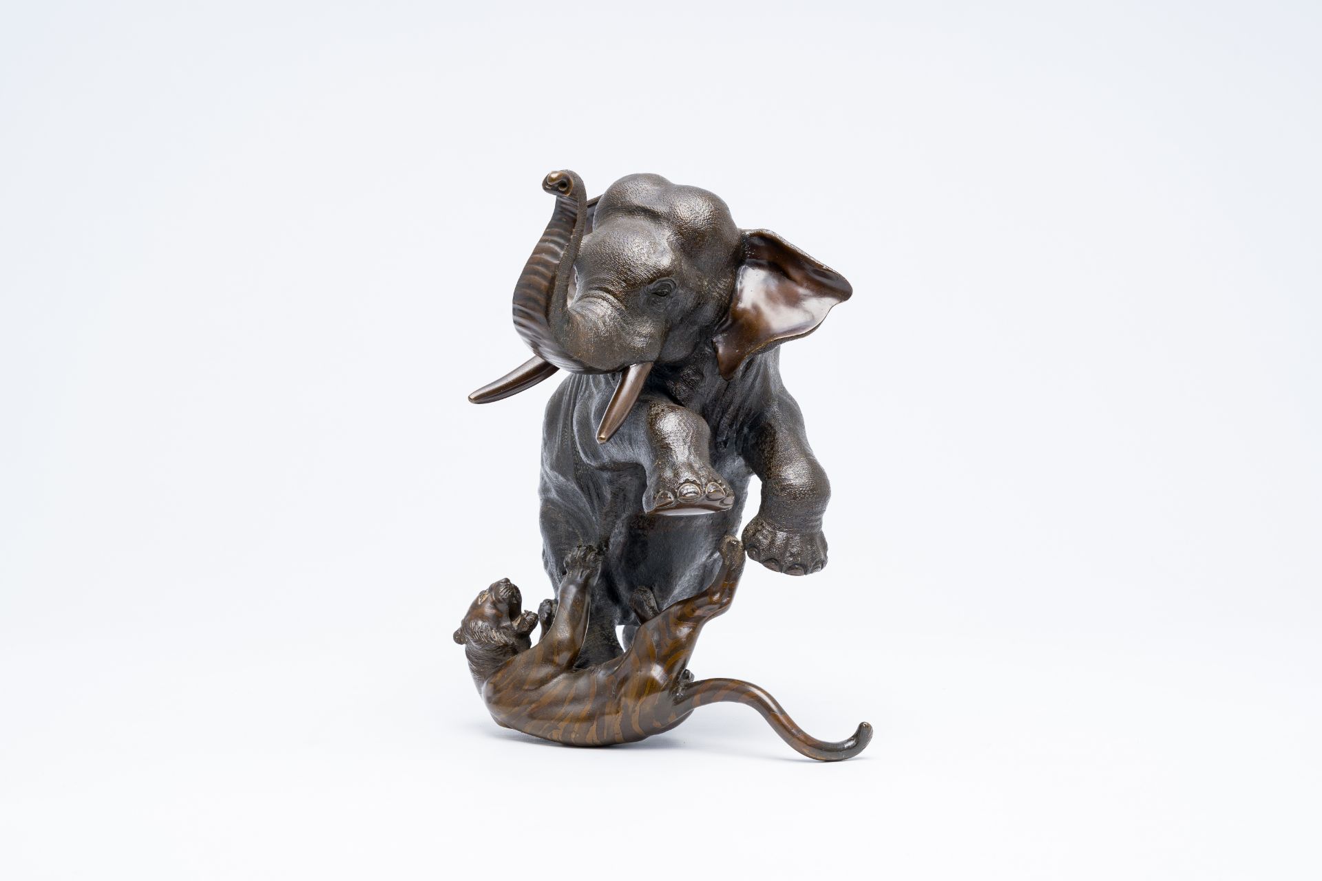 A Japanese bronze okimono of an elephant fighting two tigers, Meiji/Showa, 20th C. - Bild 3 aus 15