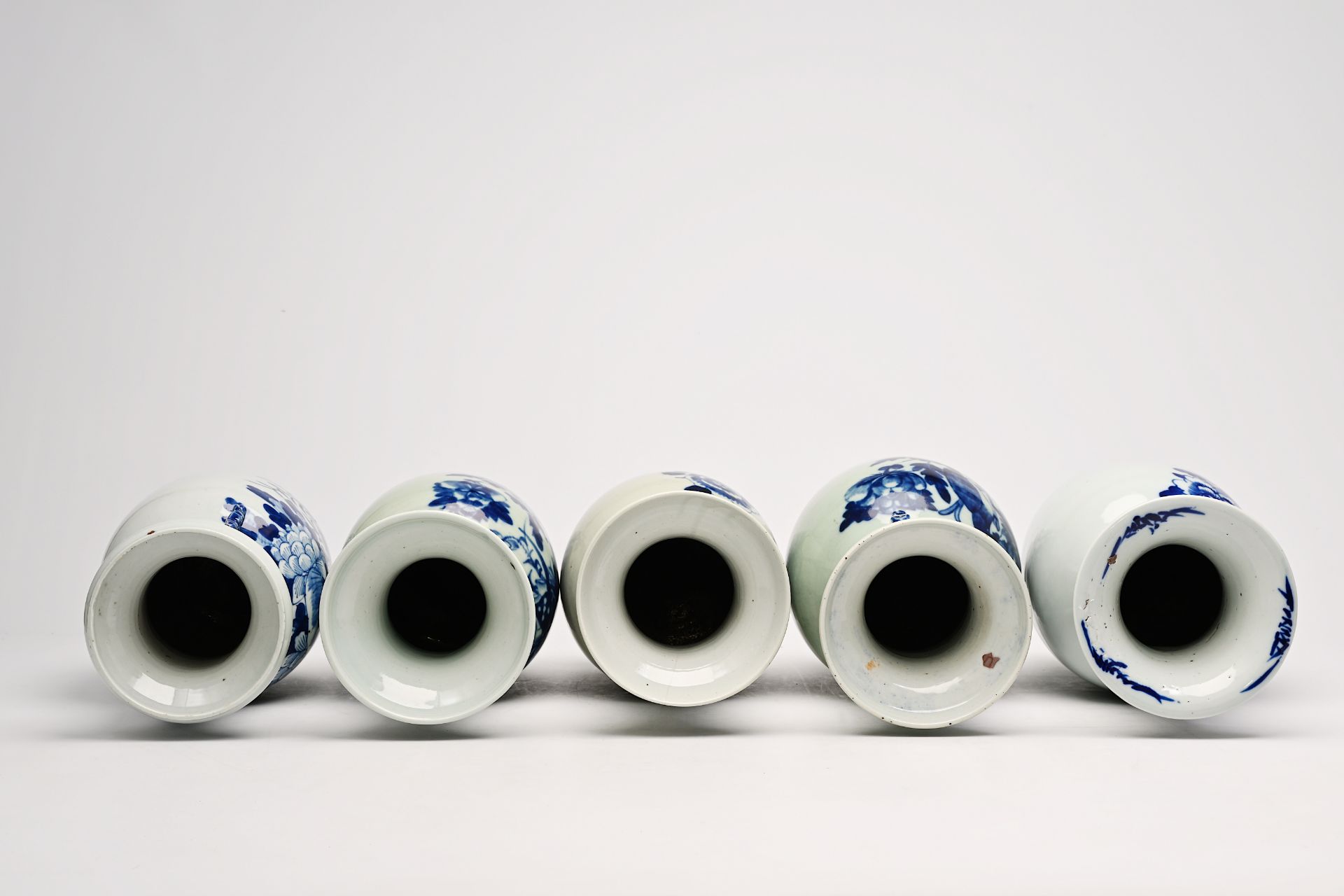 Five Chinese blue and white celadon ground vases with birds among blossoming branches and floral des - Bild 9 aus 14