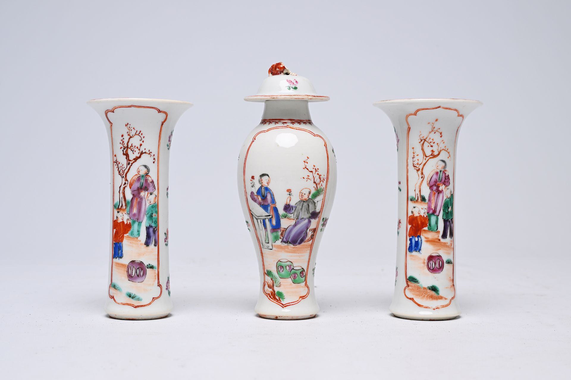 A Chinese famille rose three-piece 'mandarin subject' garniture, Qianlong - Bild 3 aus 6
