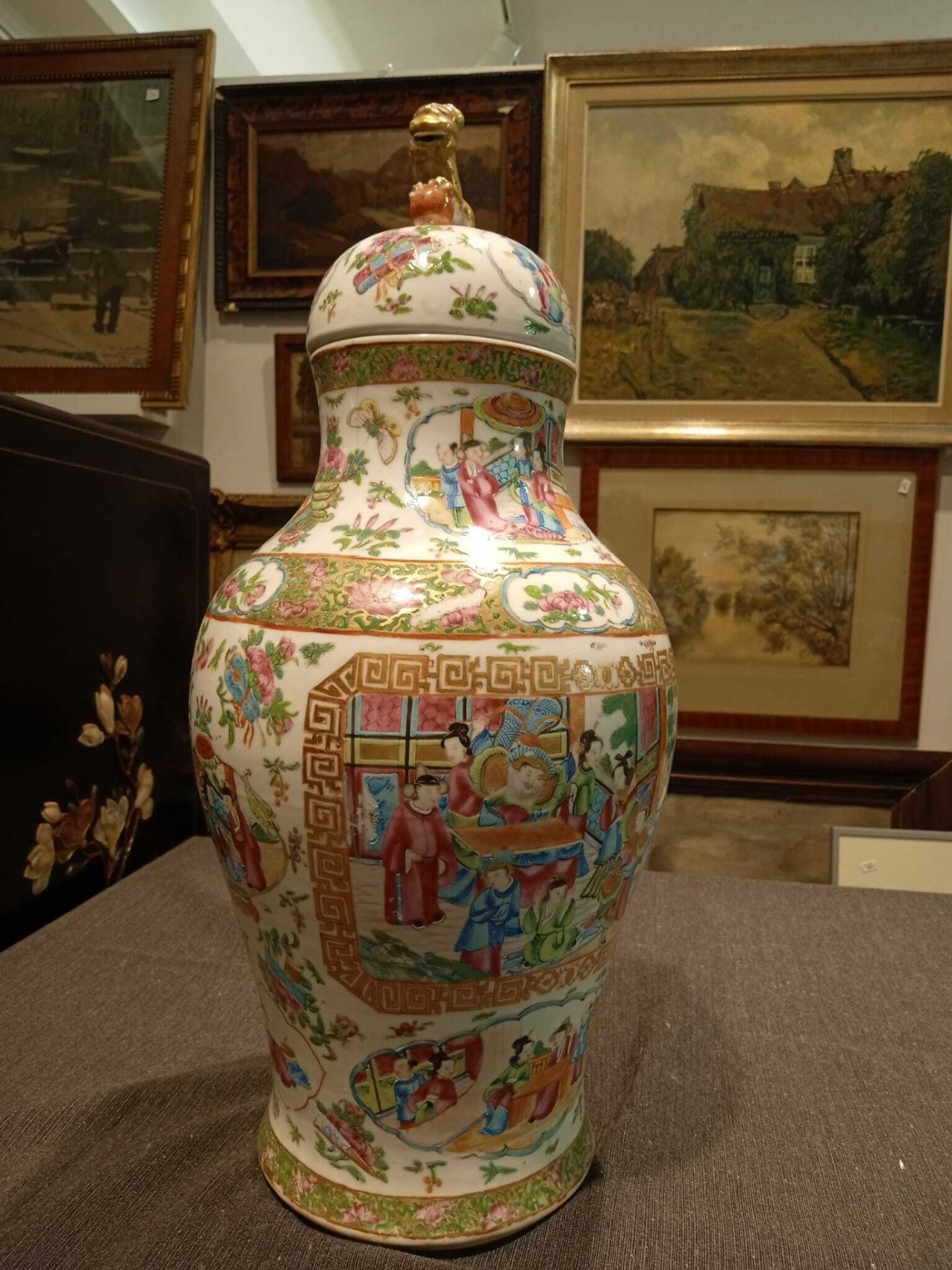 Two Chinese Canton famille rose vases with palace scenes, one of which mounted as a lamp, 19th C. - Bild 15 aus 46