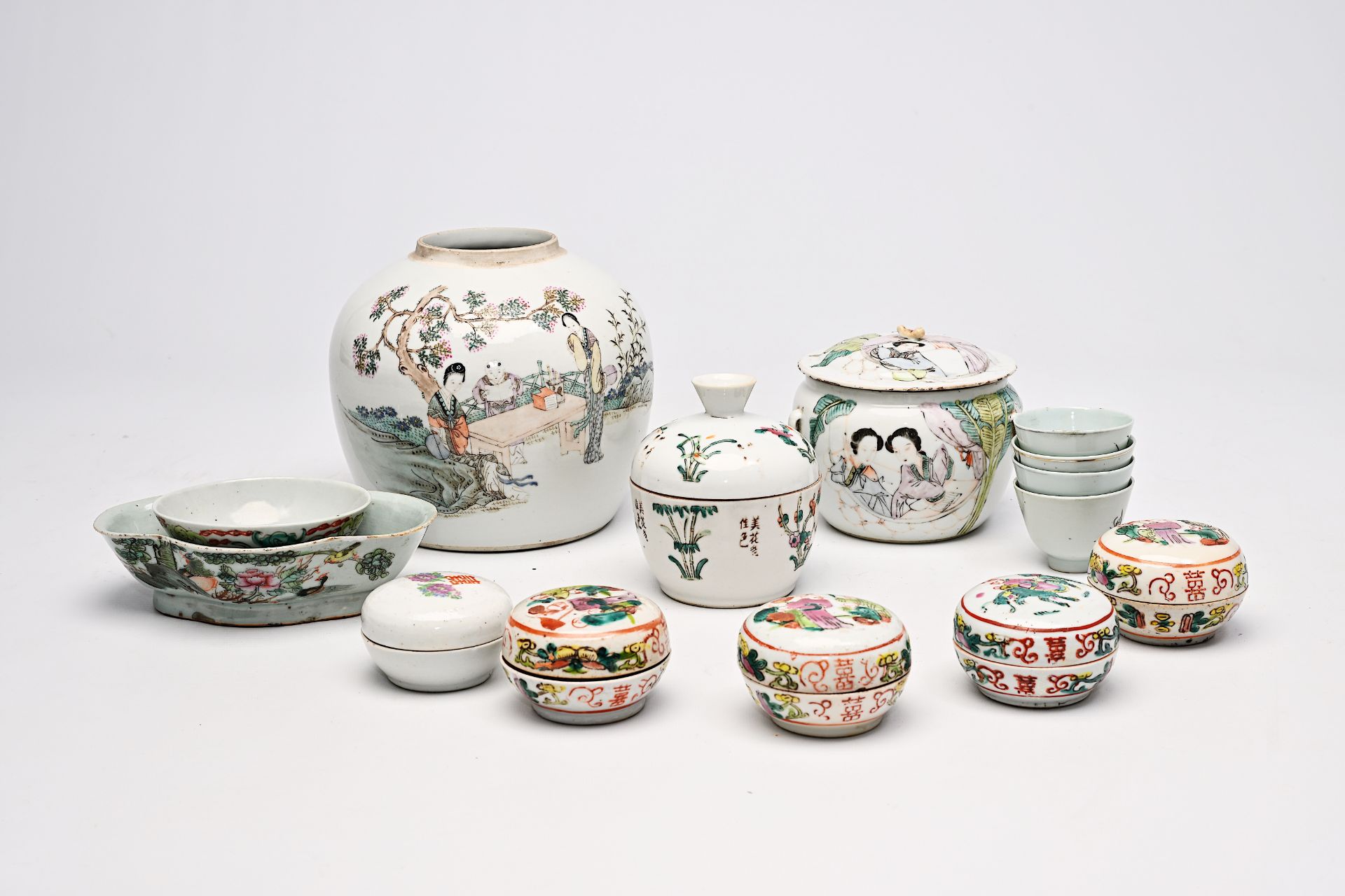 A varied collection of Chinese famille rose and qianjiang cai porcelain, 19th/20th C. - Image 2 of 58