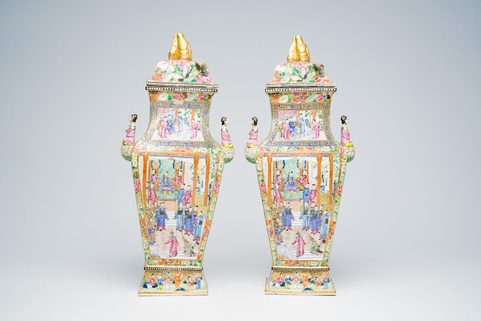 A pair of fine quadrangular Chinese Canton famille rose vases and covers with palace scenes and figu - Bild 7 aus 48