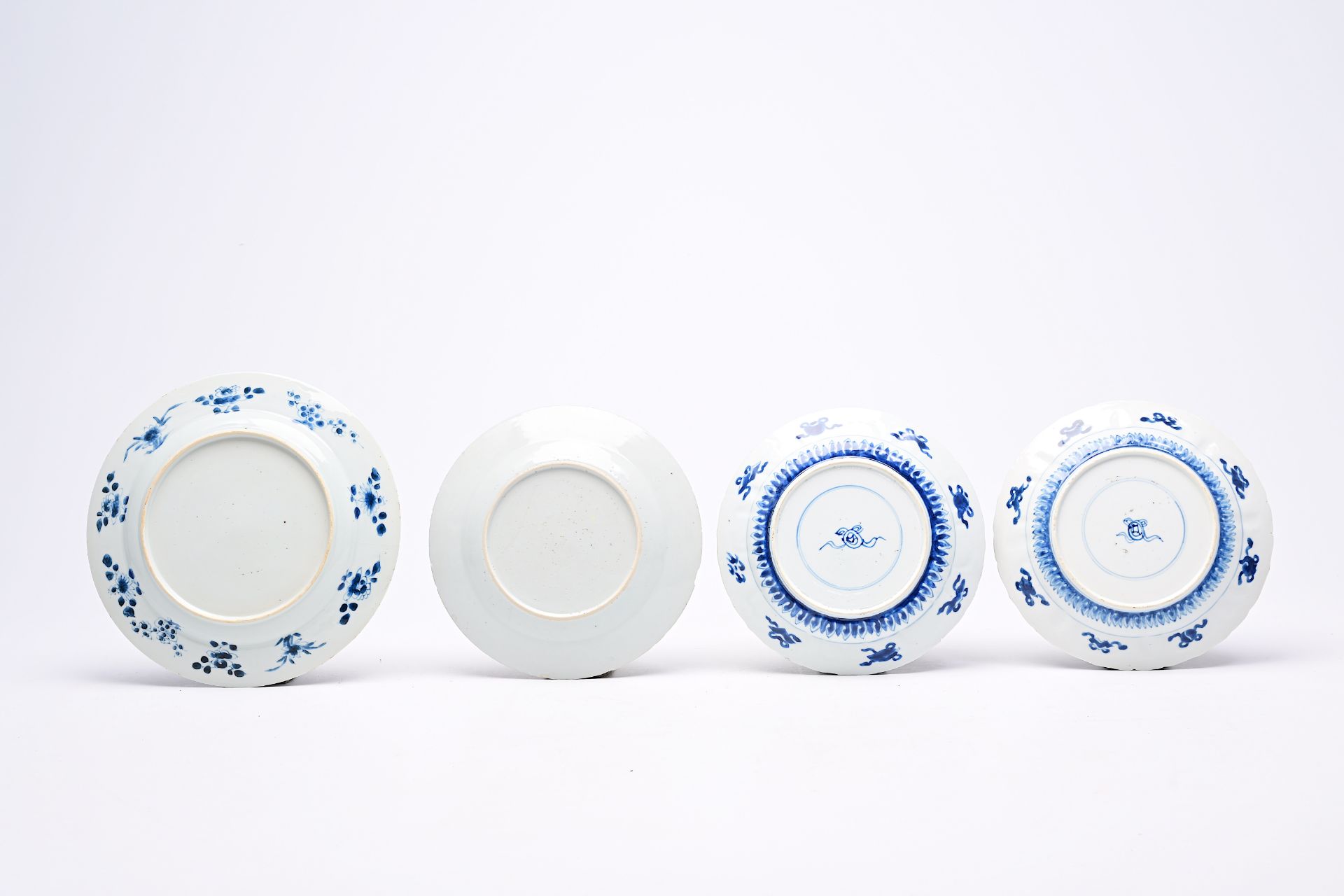A varied collection of Chinese blue, white, famille rose and Imari style porcelain, 18th C. and late - Image 3 of 14