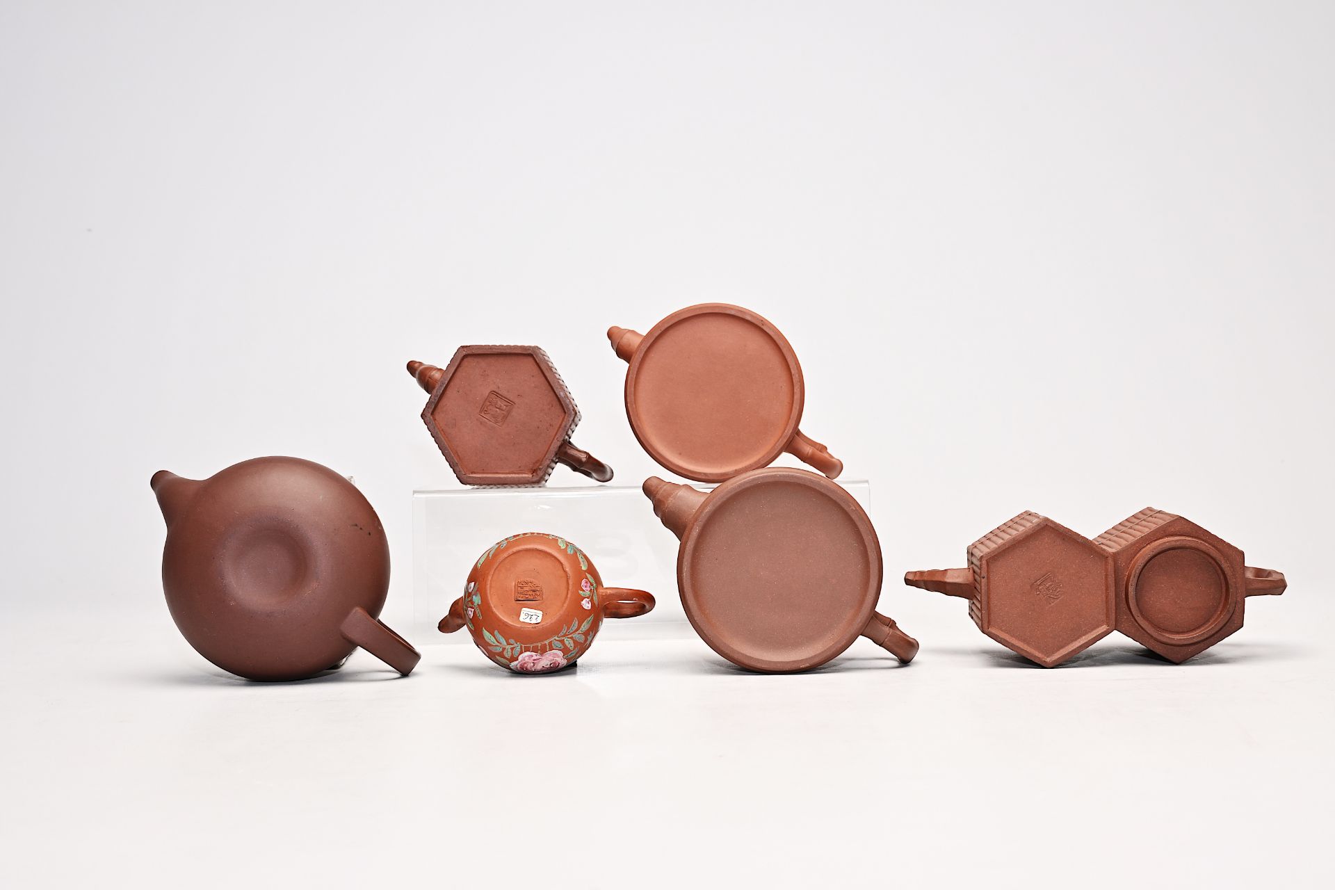 Six various Chinese Yixing stoneware teapots and covers one with enamelled design, 19th/20th C. - Bild 11 aus 18