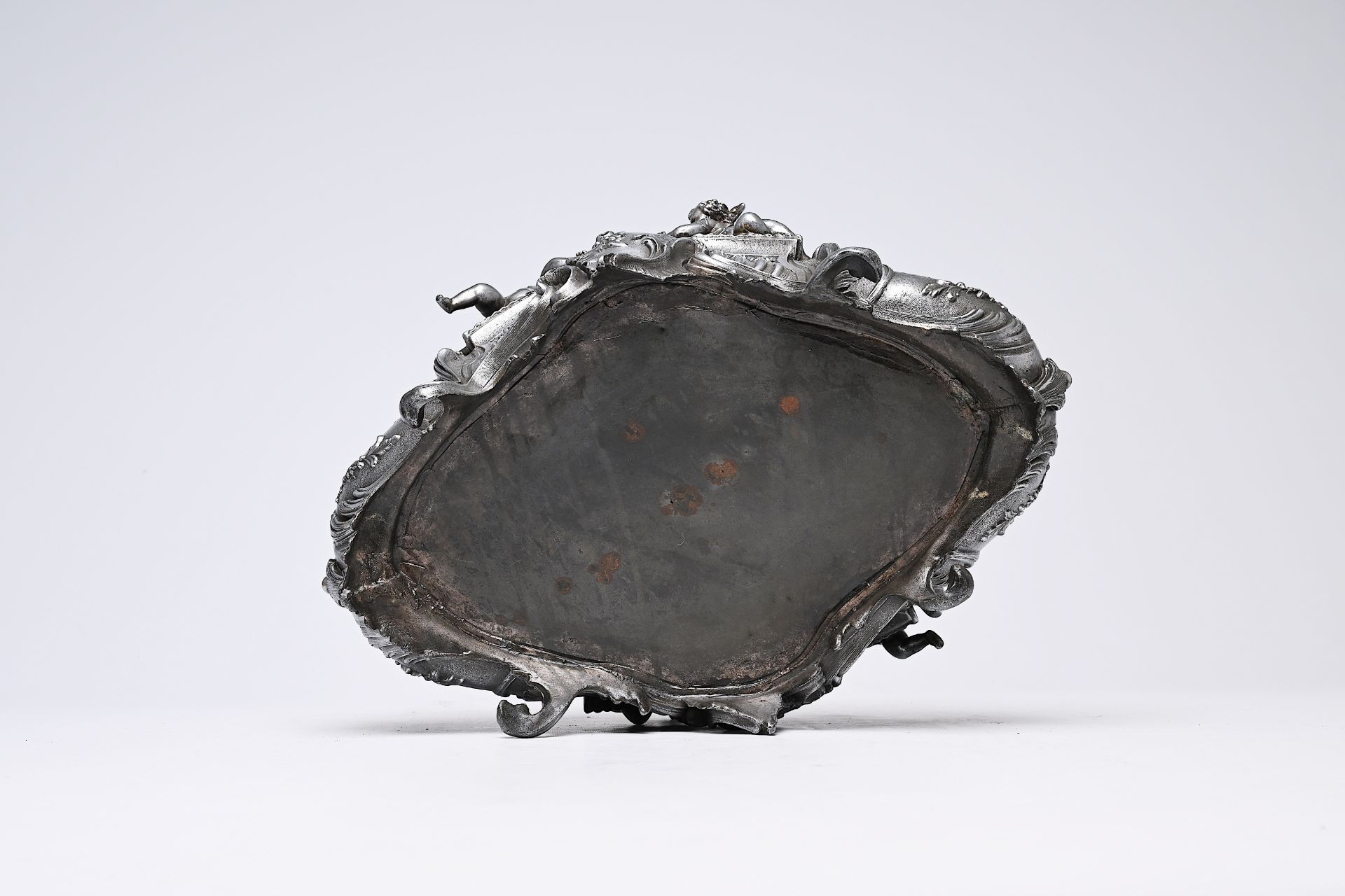 A French silver plated Louis XV style centrepiece with putti and accompanying bowl, 19th/20th C. - Image 8 of 10