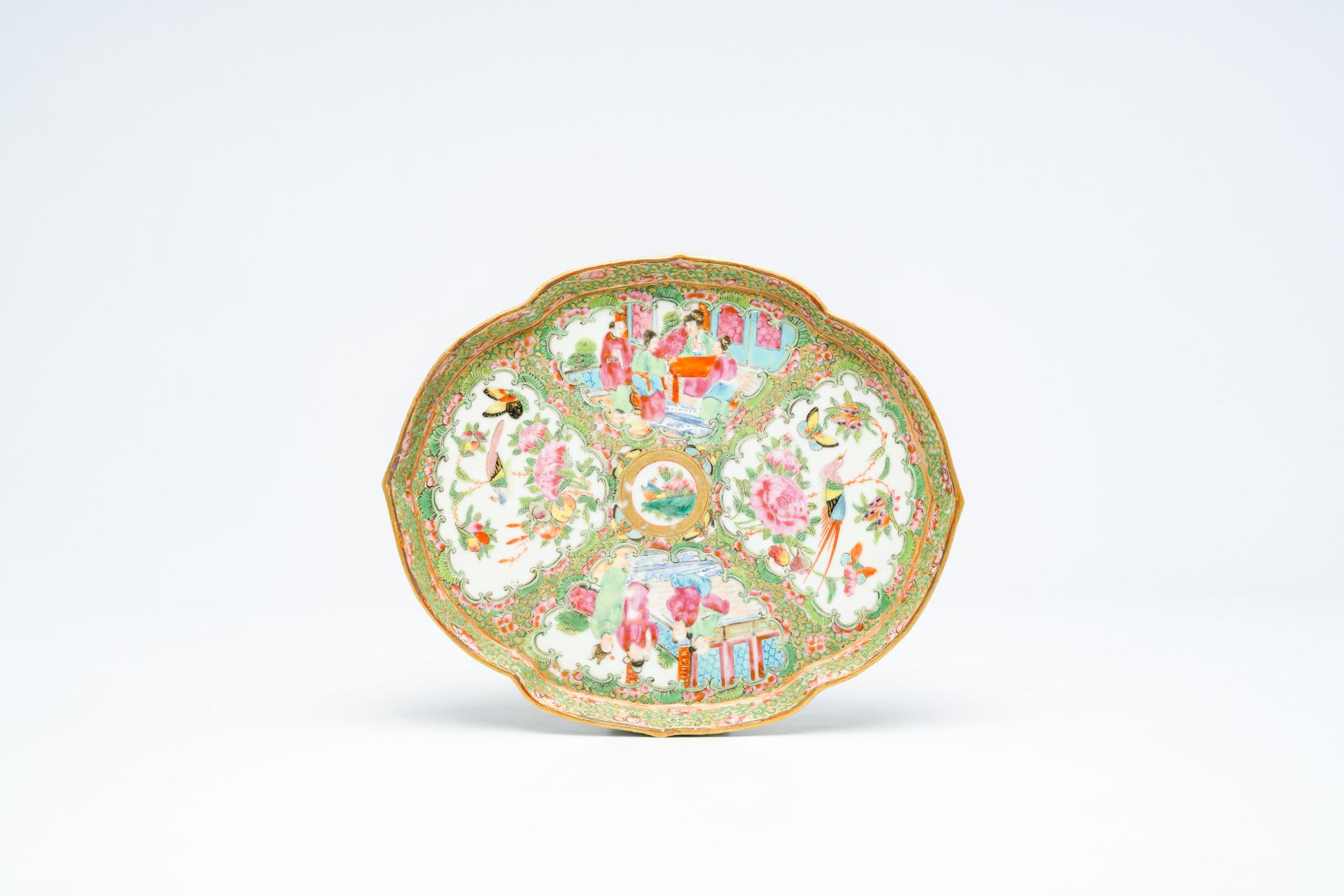 An extensive collection of Chinese Canton famille rose porcelain, 19th C. - Bild 7 aus 18