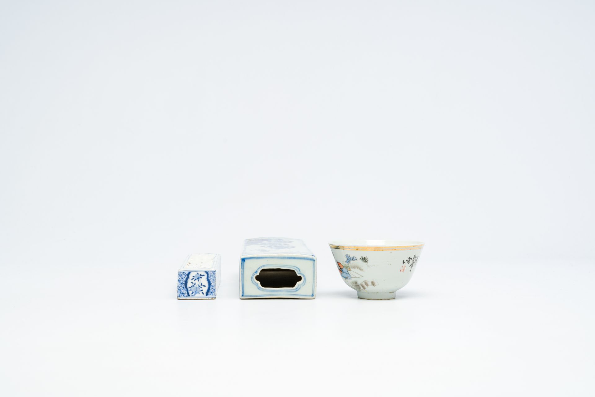 A varied collection of Chinese blue and white, famille rose and verte porcelain, Kangxi and later - Image 11 of 19