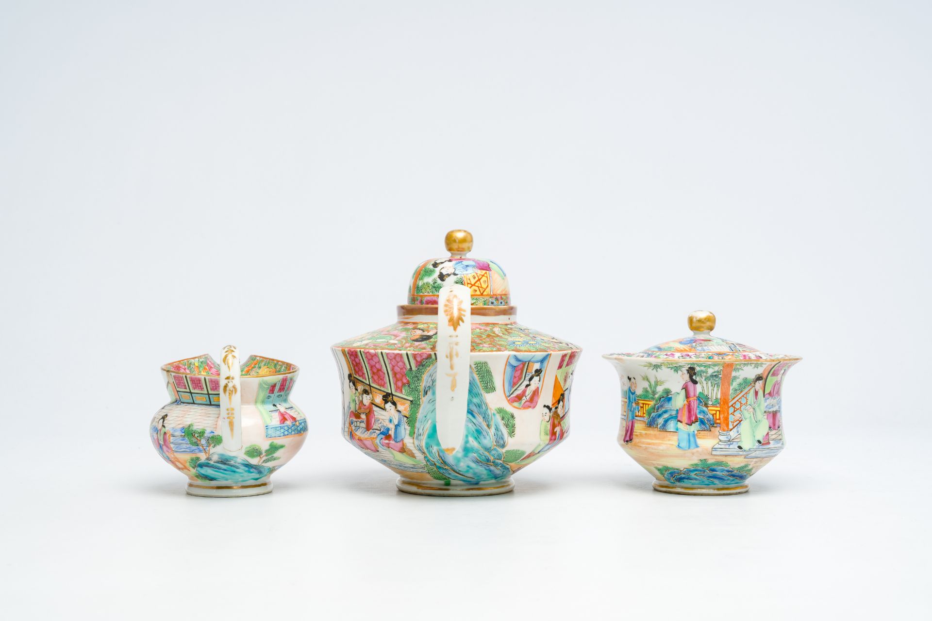 A Chinese Canton famille rose three-part tea set with palace scenes, 19th C. - Bild 5 aus 7