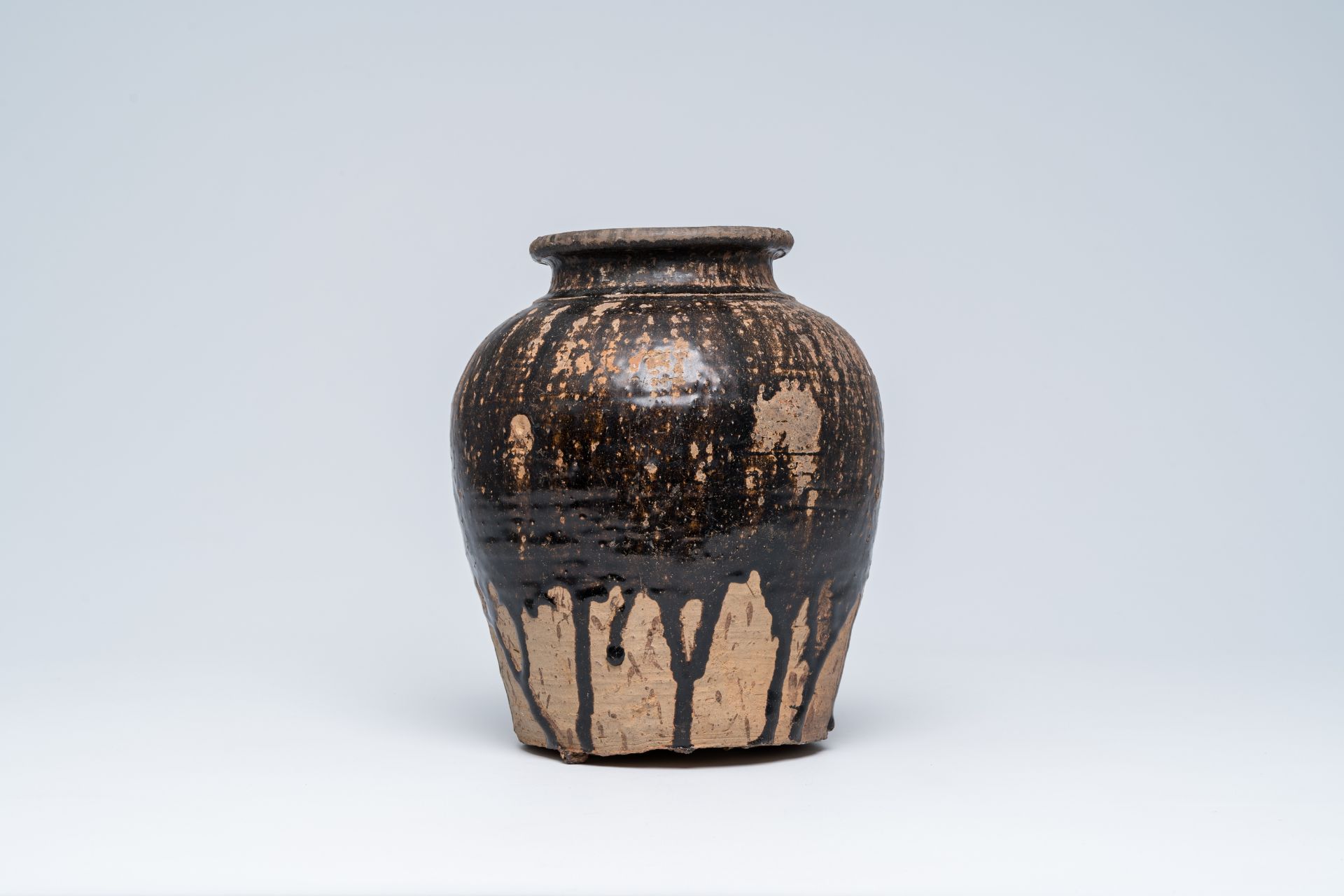 A Thai partly black glazed Sawankhalok vase, Sukhothai kilns, 14th/16th C. - Bild 4 aus 7